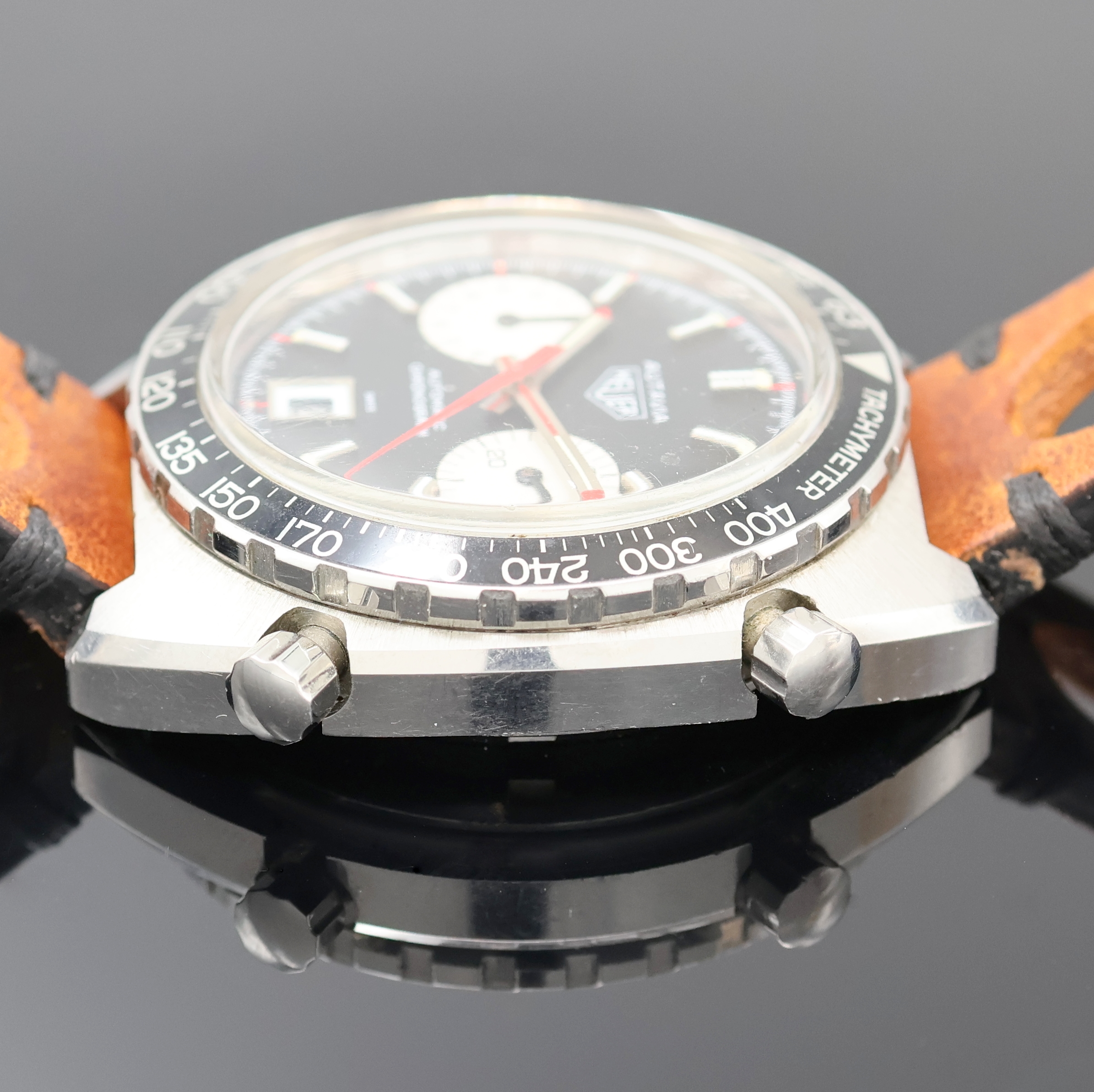 Detail d: HEUER Autavia Armbandchronograph Referenz 1163V, Schweiz um 1972, Automatik, Edelstahlgeh., Boden verschr., Krone außen 9, Lünette mit ...