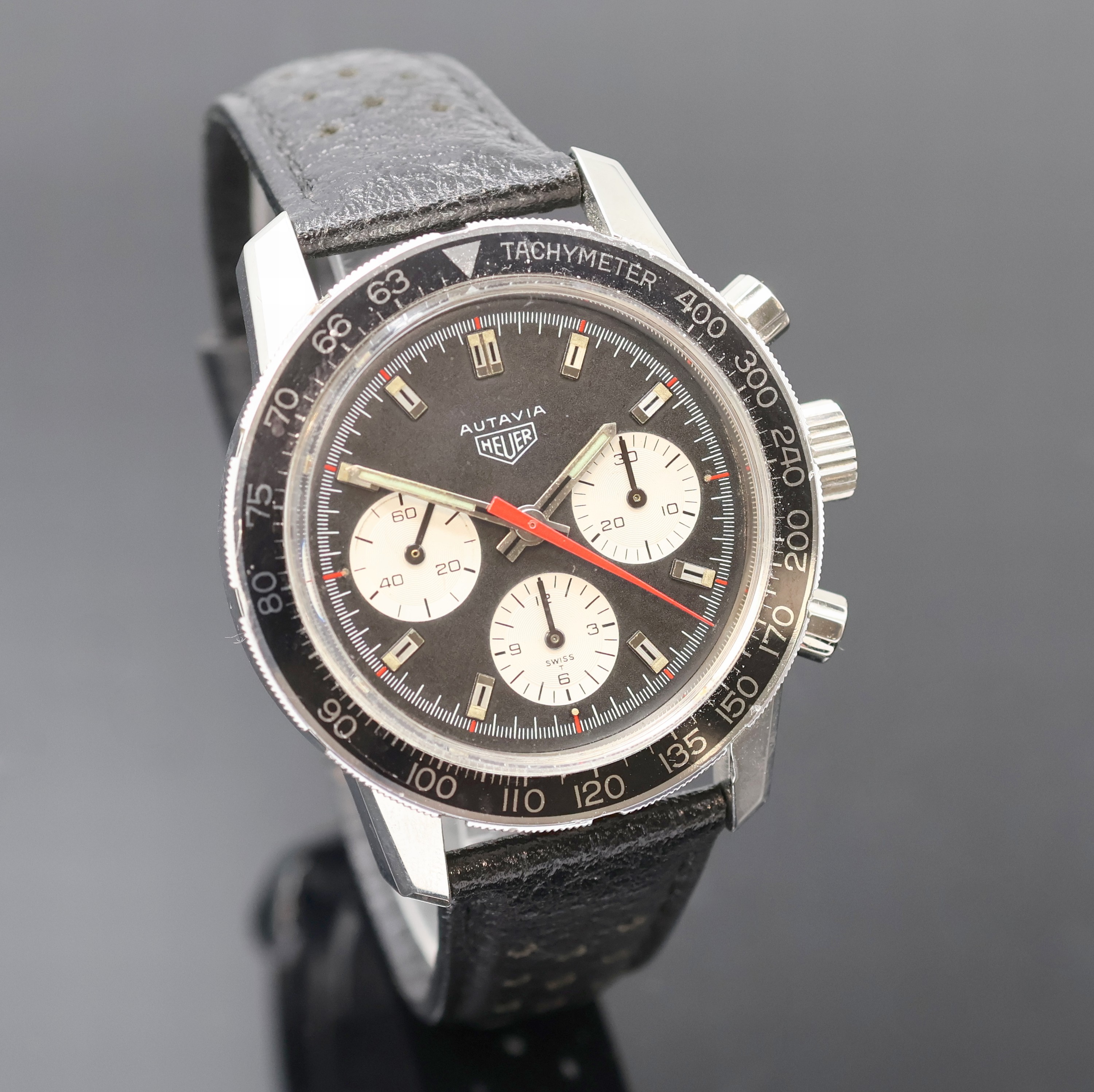 Detail b: HEUER Autavia Schaltradchronograph Referenz 2446C, Handaufzug, Schweiz um 1970, Boden aufgedr., schwarze Kontrastzifferbl. mit silb. Hilfszifferbl., ...