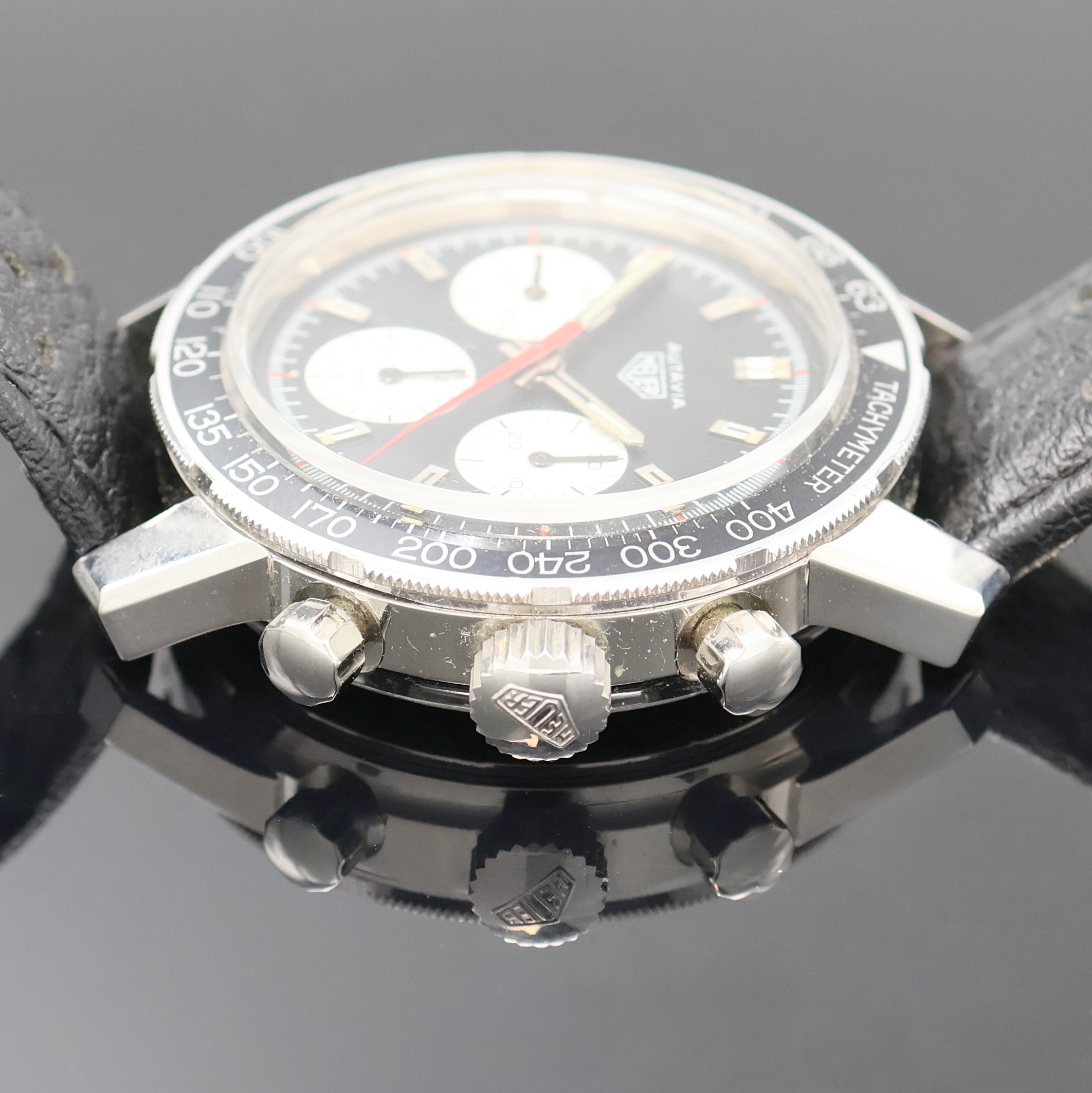 Detail c: HEUER Autavia Schaltradchronograph Referenz 2446C, Handaufzug, Schweiz um 1970, Boden aufgedr., schwarze Kontrastzifferbl. mit silb. Hilfszifferbl., ...
