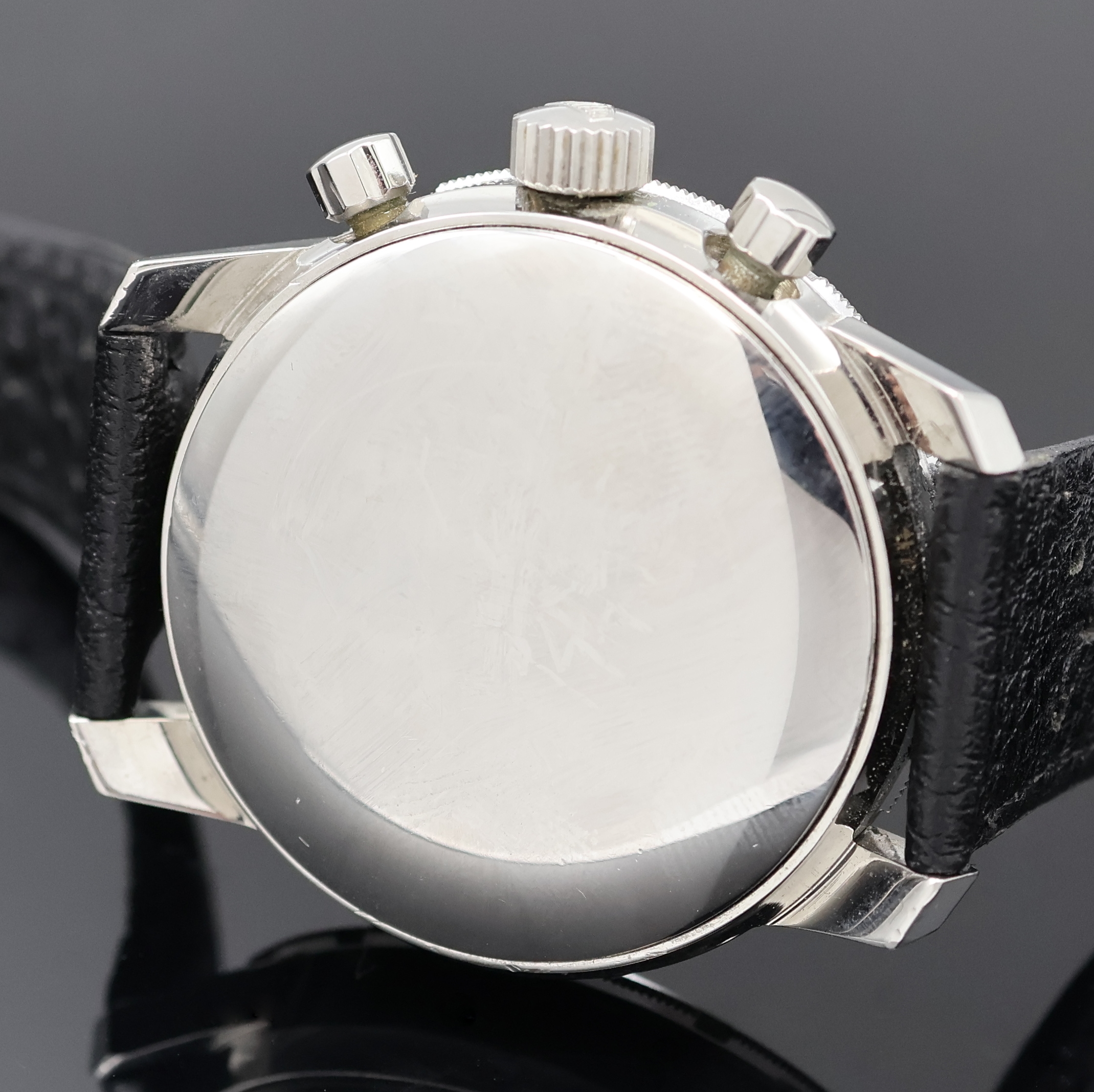 Detail d: HEUER Autavia Schaltradchronograph Referenz 2446C, Handaufzug, Schweiz um 1970, Boden aufgedr., schwarze Kontrastzifferbl. mit silb. Hilfszifferbl., ...