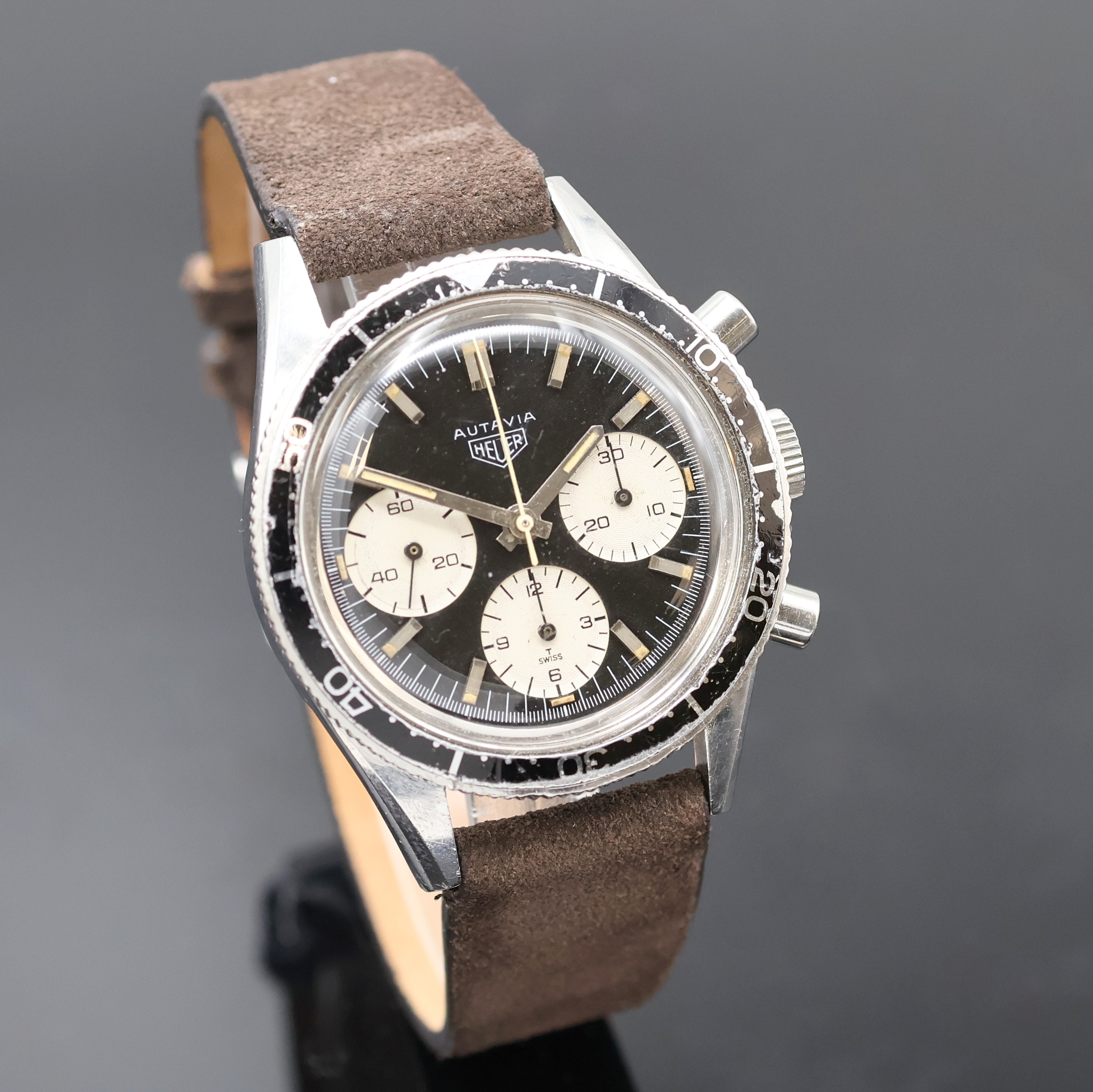 Detail b: HEUER Autavia Schaltradchronograph "Jochen Rindt" Referenz 2446, Handaufzug, Schweiz um 1966, Edelstahlgeh., Boden verschr., Lün. m. 60er ...