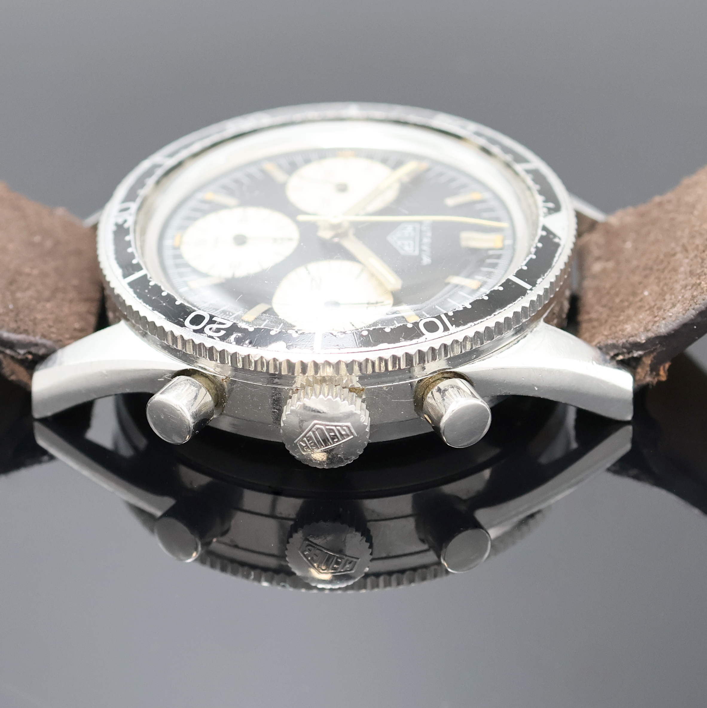 Detail c: HEUER Autavia Schaltradchronograph "Jochen Rindt" Referenz 2446, Handaufzug, Schweiz um 1966, Edelstahlgeh., Boden verschr., Lün. m. 60er ...