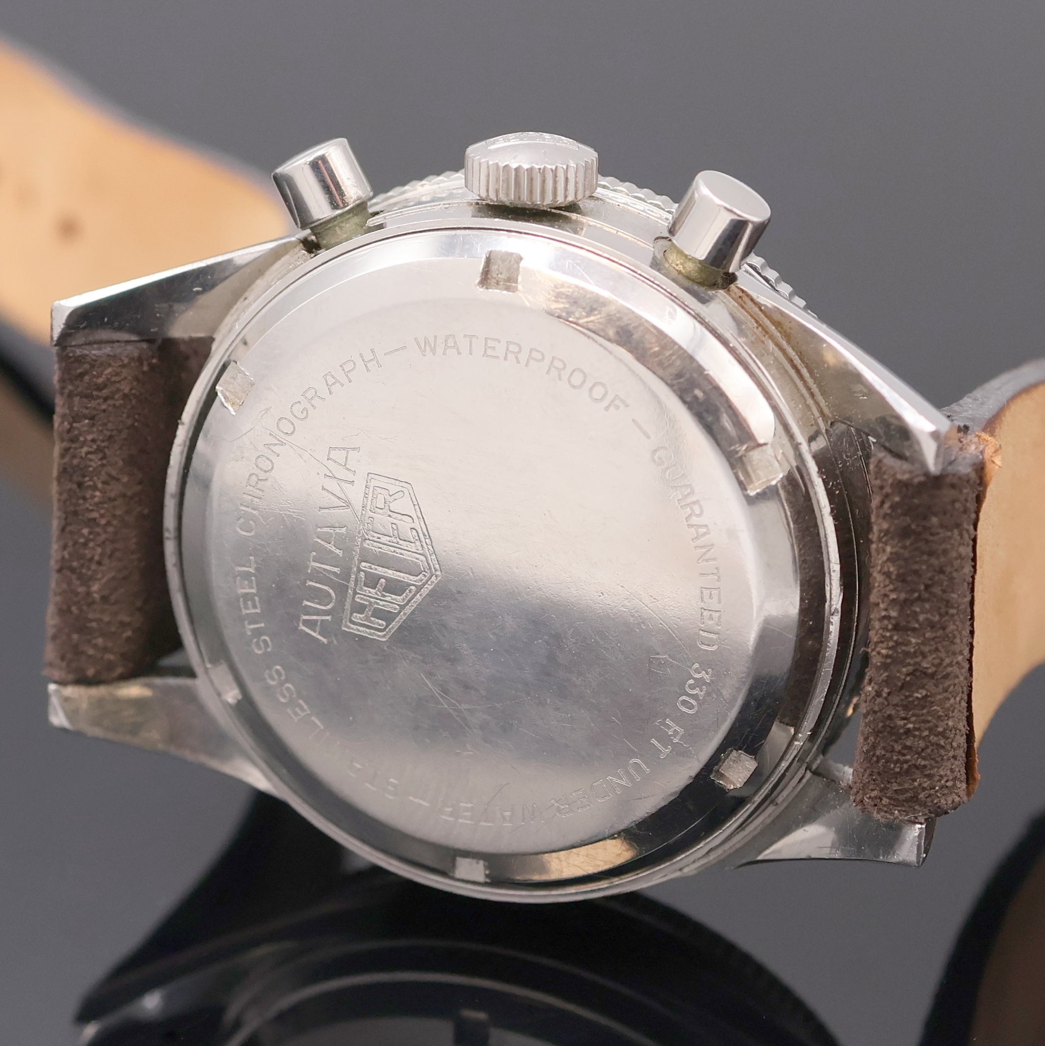Detail d: HEUER Autavia Schaltradchronograph "Jochen Rindt" Referenz 2446, Handaufzug, Schweiz um 1966, Edelstahlgeh., Boden verschr., Lün. m. 60er ...
