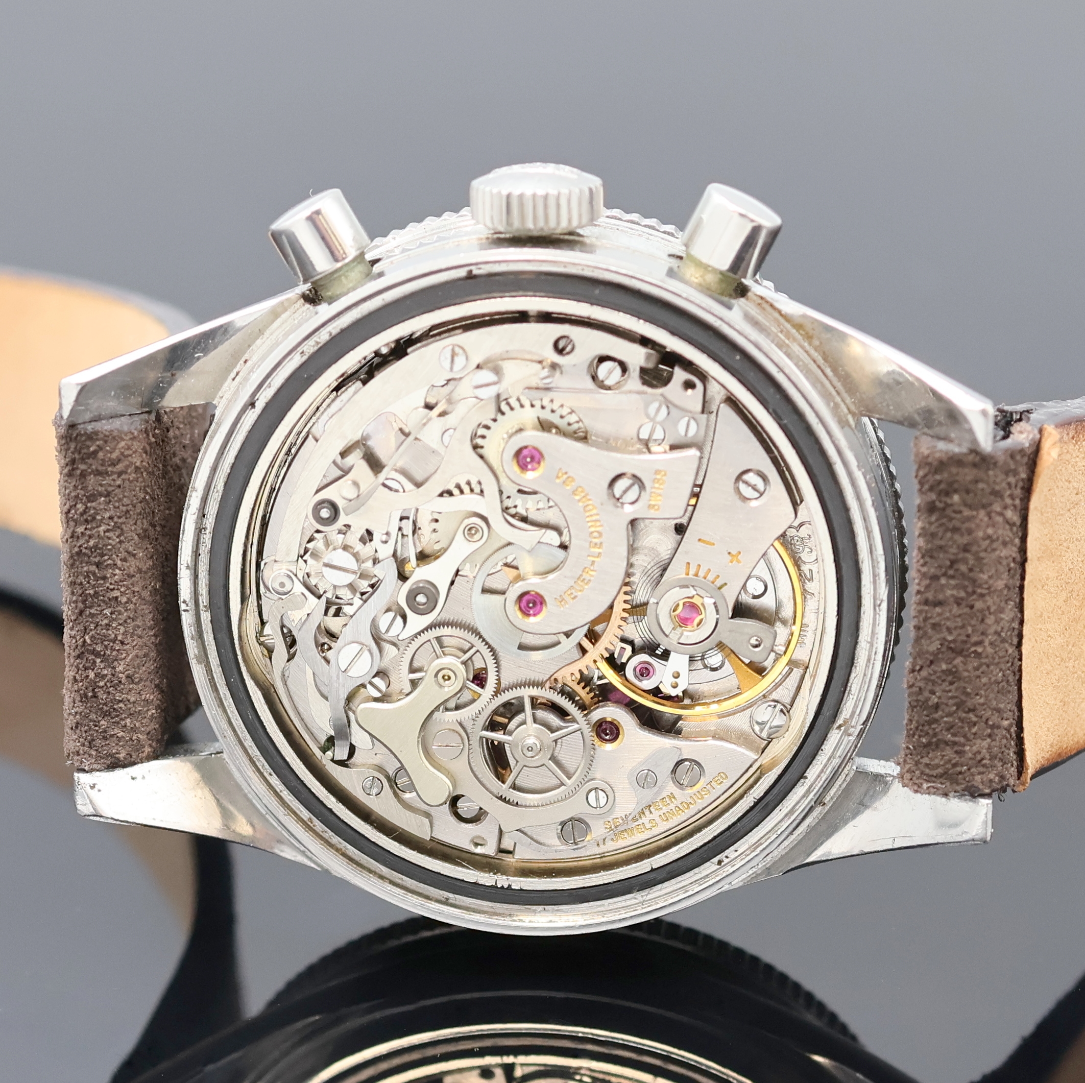 Detail e: HEUER Autavia Schaltradchronograph "Jochen Rindt" Referenz 2446, Handaufzug, Schweiz um 1966, Edelstahlgeh., Boden verschr., Lün. m. 60er ...