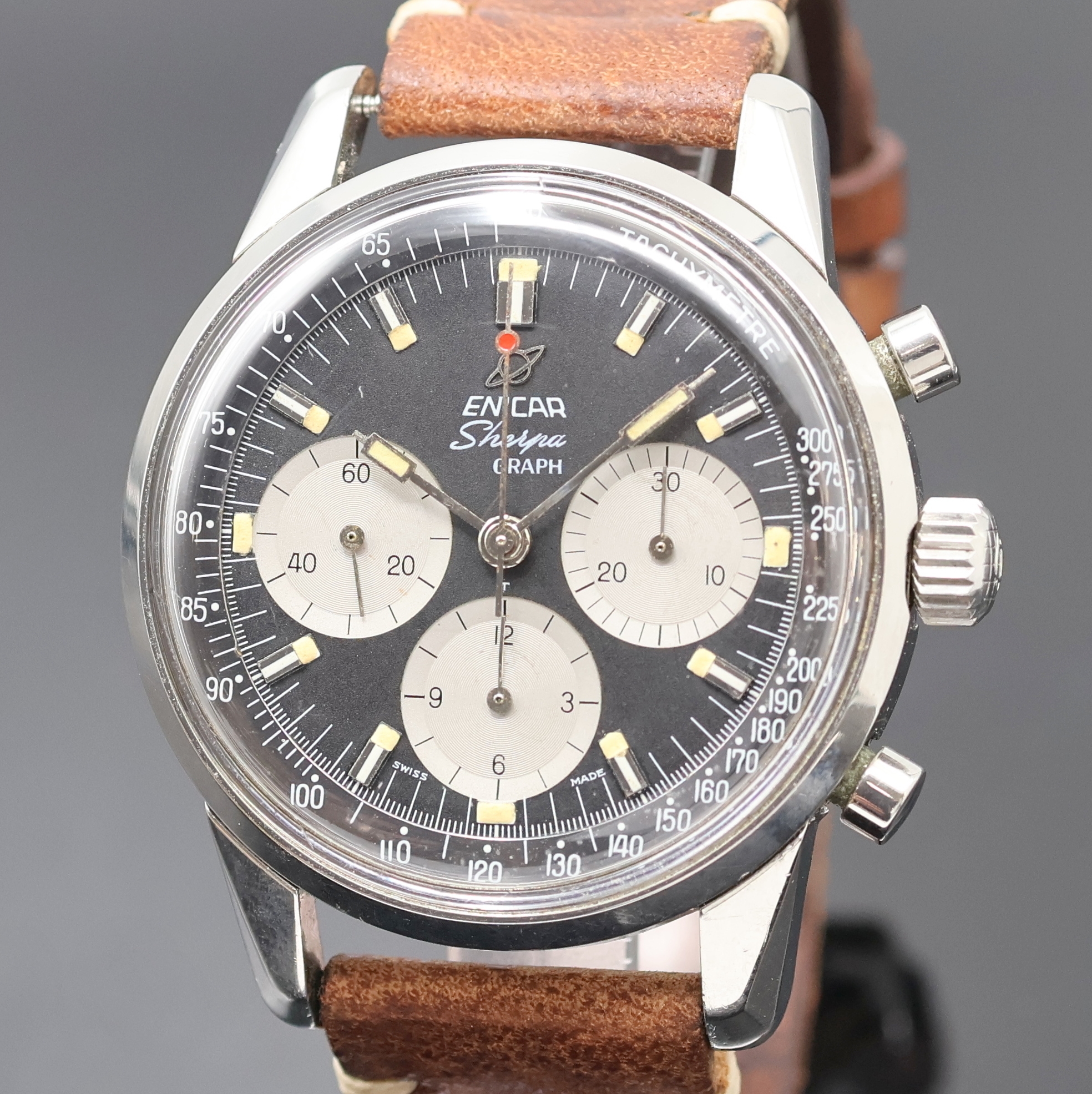 Detail a: ENICAR Sherpa Graph großer Schaltradchronograph Valjoux 72 in Stahl, Schweiz um 1968, pol. Geh. m. Bajonette- Verschl., schwarz. Zifferbl. m. silb. ...