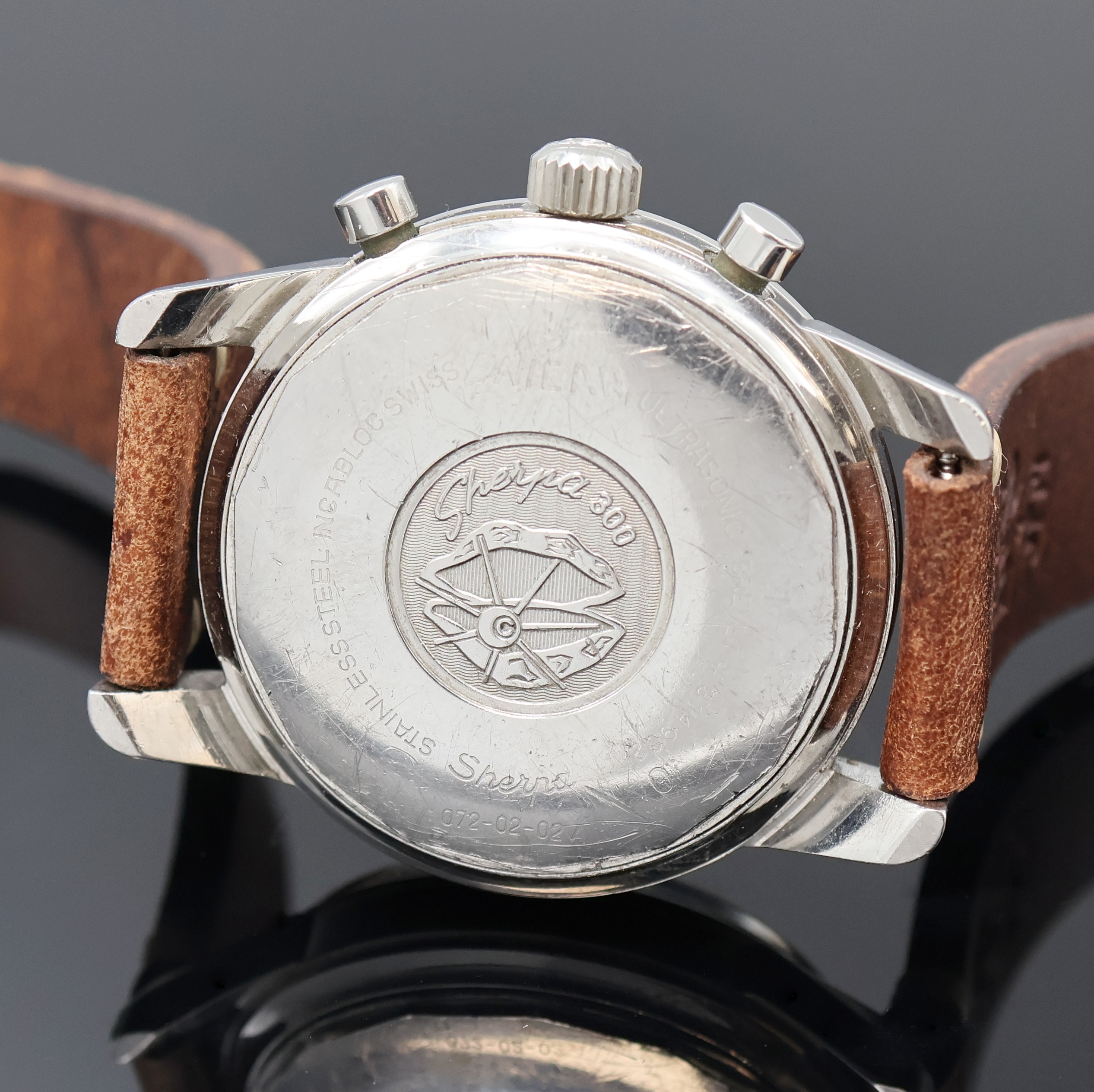 Detail d: ENICAR Sherpa Graph großer Schaltradchronograph Valjoux 72 in Stahl, Schweiz um 1968, pol. Geh. m. Bajonette- Verschl., schwarz. Zifferbl. m. silb. ...