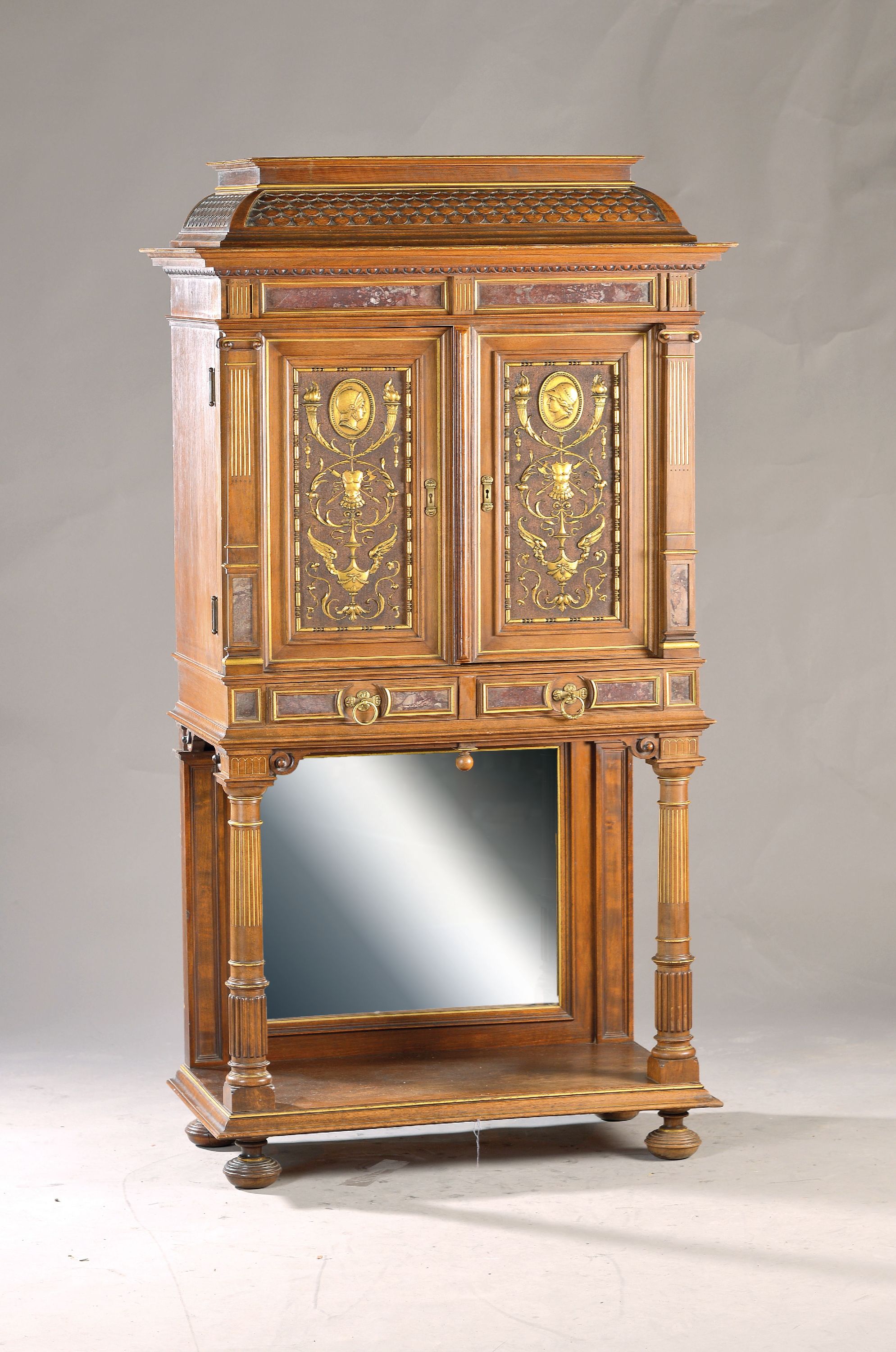 Zweitüriger Stollenschrank/Kabinettschrank, wohl Mainz von A. Bembe, um 1890, Nussbaum massiv, z.T. furniert, zweitüriger Korpus mit Schublade, ...