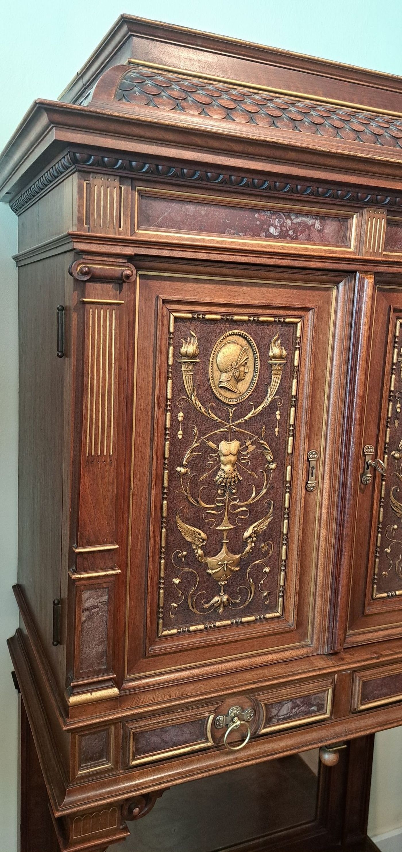 Detail b: Zweitüriger Stollenschrank/Kabinettschrank, wohl Mainz von A. Bembe, um 1890, Nussbaum massiv, z.T. furniert, zweitüriger Korpus mit Schublade, ...