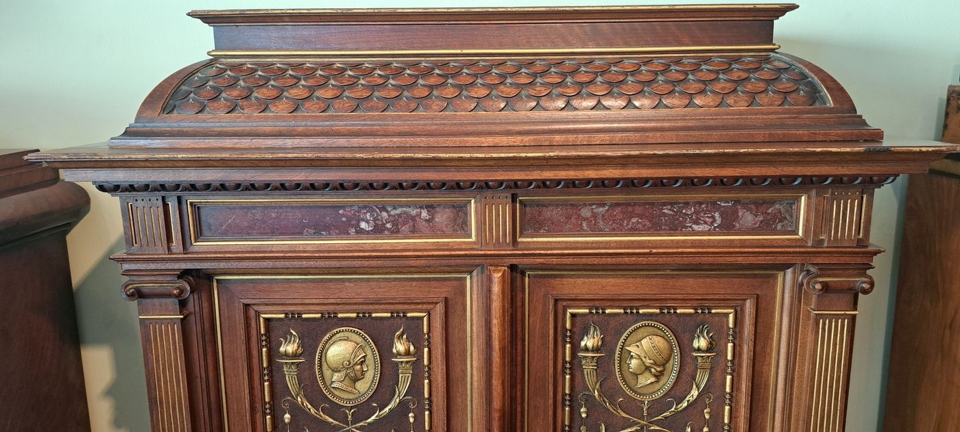 Detail c: Zweitüriger Stollenschrank/Kabinettschrank, wohl Mainz von A. Bembe, um 1890, Nussbaum massiv, z.T. furniert, zweitüriger Korpus mit Schublade, ...