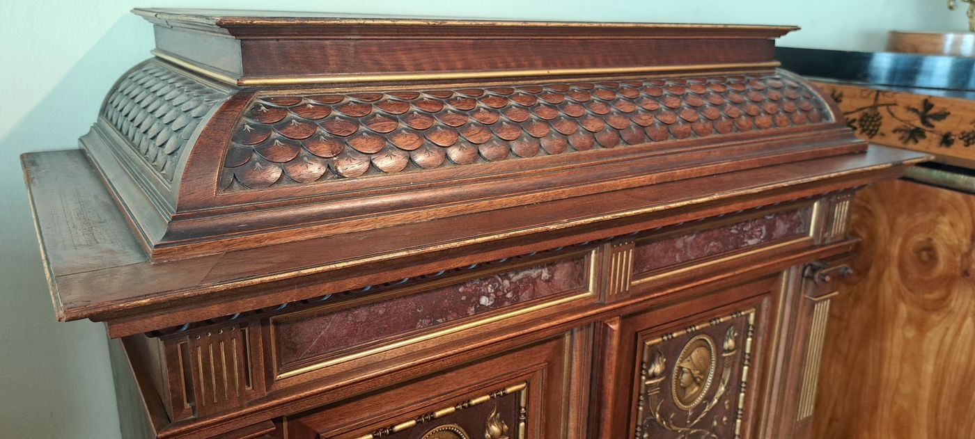 Detail d: Zweitüriger Stollenschrank/Kabinettschrank, wohl Mainz von A. Bembe, um 1890, Nussbaum massiv, z.T. furniert, zweitüriger Korpus mit Schublade, ...