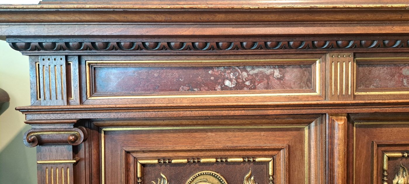 Detail e: Zweitüriger Stollenschrank/Kabinettschrank, wohl Mainz von A. Bembe, um 1890, Nussbaum massiv, z.T. furniert, zweitüriger Korpus mit Schublade, ...