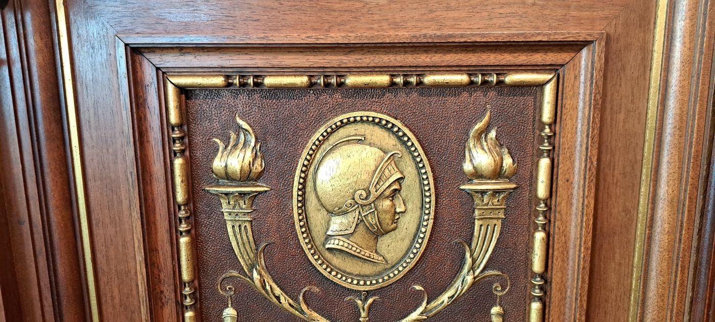Detail f: Zweitüriger Stollenschrank/Kabinettschrank, wohl Mainz von A. Bembe, um 1890, Nussbaum massiv, z.T. furniert, zweitüriger Korpus mit Schublade, ...