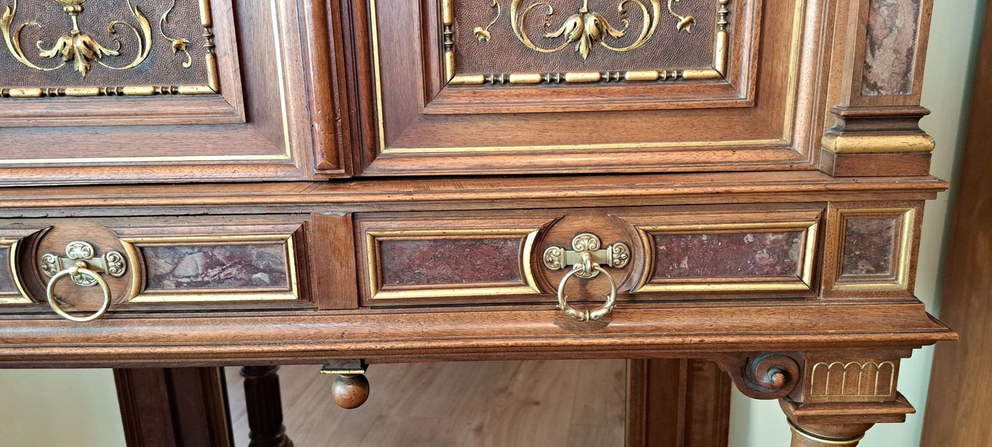 Detail h: Zweitüriger Stollenschrank/Kabinettschrank, wohl Mainz von A. Bembe, um 1890, Nussbaum massiv, z.T. furniert, zweitüriger Korpus mit Schublade, ...