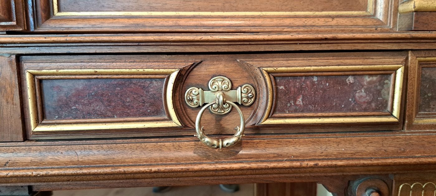 Detail i: Zweitüriger Stollenschrank/Kabinettschrank, wohl Mainz von A. Bembe, um 1890, Nussbaum massiv, z.T. furniert, zweitüriger Korpus mit Schublade, ...