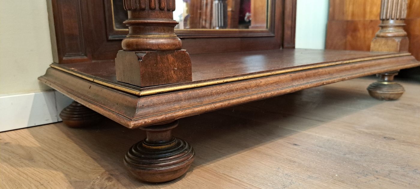 Detail k: Zweitüriger Stollenschrank/Kabinettschrank, wohl Mainz von A. Bembe, um 1890, Nussbaum massiv, z.T. furniert, zweitüriger Korpus mit Schublade, ...