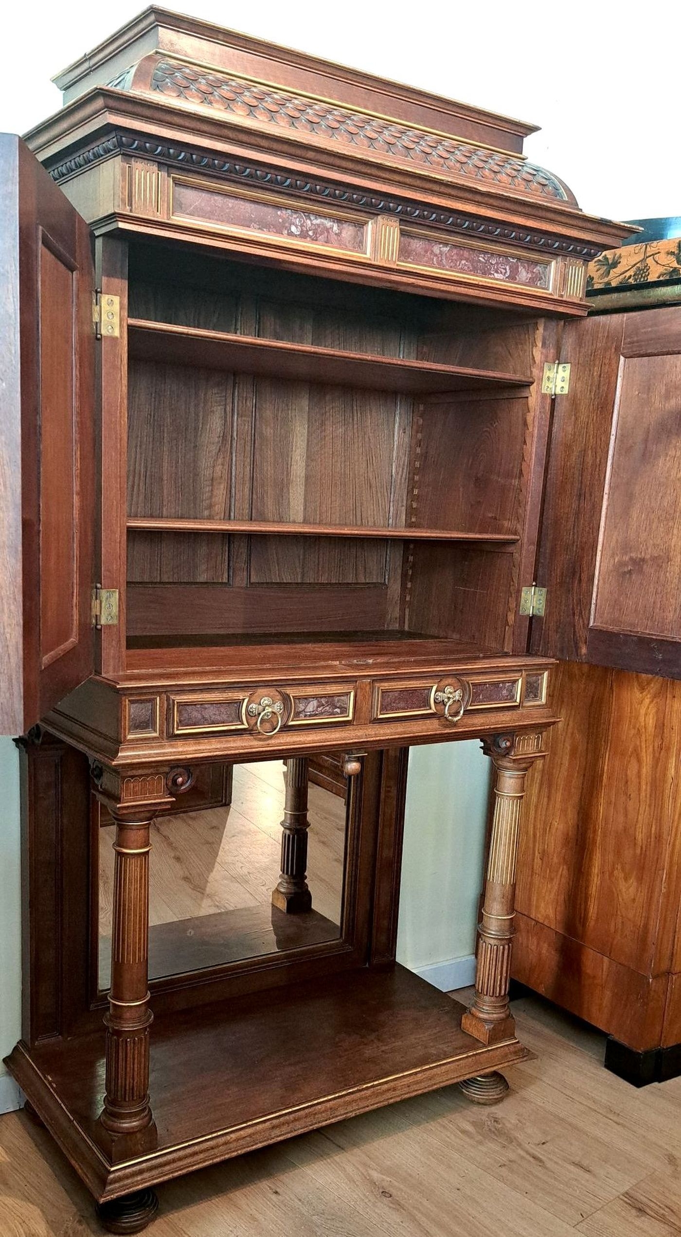 Detail o: Zweitüriger Stollenschrank/Kabinettschrank, wohl Mainz von A. Bembe, um 1890, Nussbaum massiv, z.T. furniert, zweitüriger Korpus mit Schublade, ...