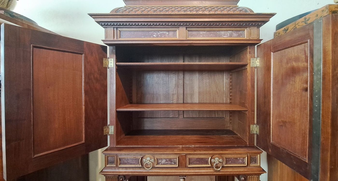 Detail p: Zweitüriger Stollenschrank/Kabinettschrank, wohl Mainz von A. Bembe, um 1890, Nussbaum massiv, z.T. furniert, zweitüriger Korpus mit Schublade, ...