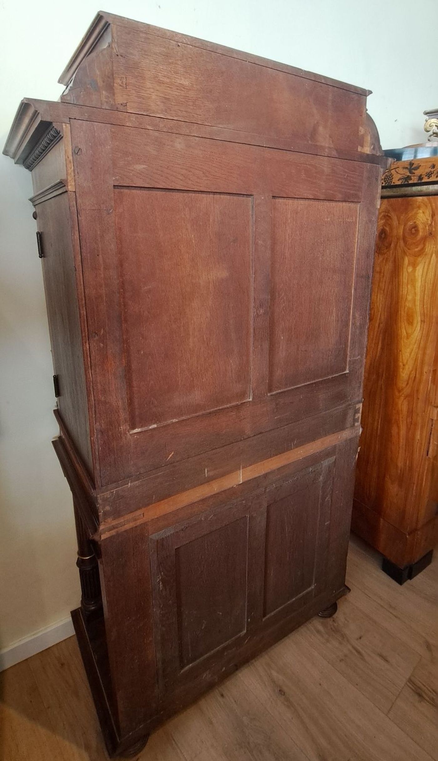 Detail q: Zweitüriger Stollenschrank/Kabinettschrank, wohl Mainz von A. Bembe, um 1890, Nussbaum massiv, z.T. furniert, zweitüriger Korpus mit Schublade, ...
