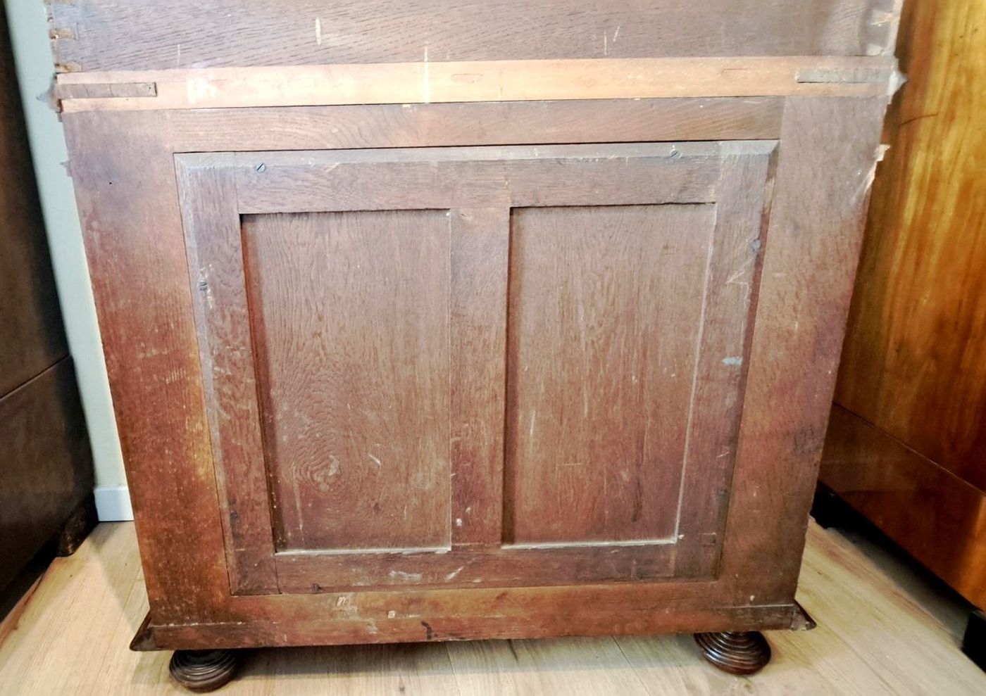 Detail t: Zweitüriger Stollenschrank/Kabinettschrank, wohl Mainz von A. Bembe, um 1890, Nussbaum massiv, z.T. furniert, zweitüriger Korpus mit Schublade, ...