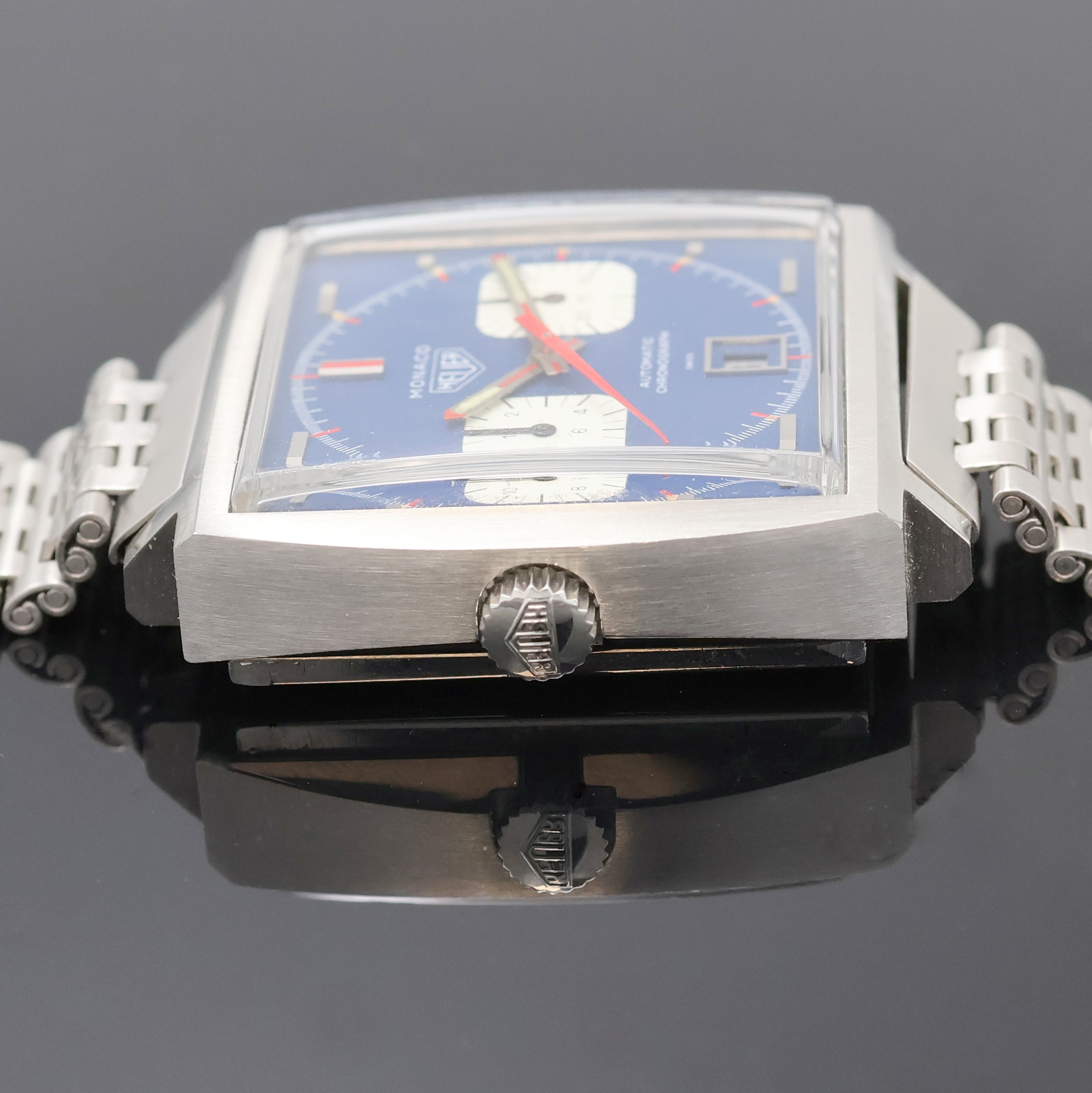 Detail d: HEUER Monaco "Steve McQueen" Armbandchronograph Referenz 1133, Schweiz um 1972, Automatik, Edelstahl Monocoque-Geh. inkl. orig. NSA ...