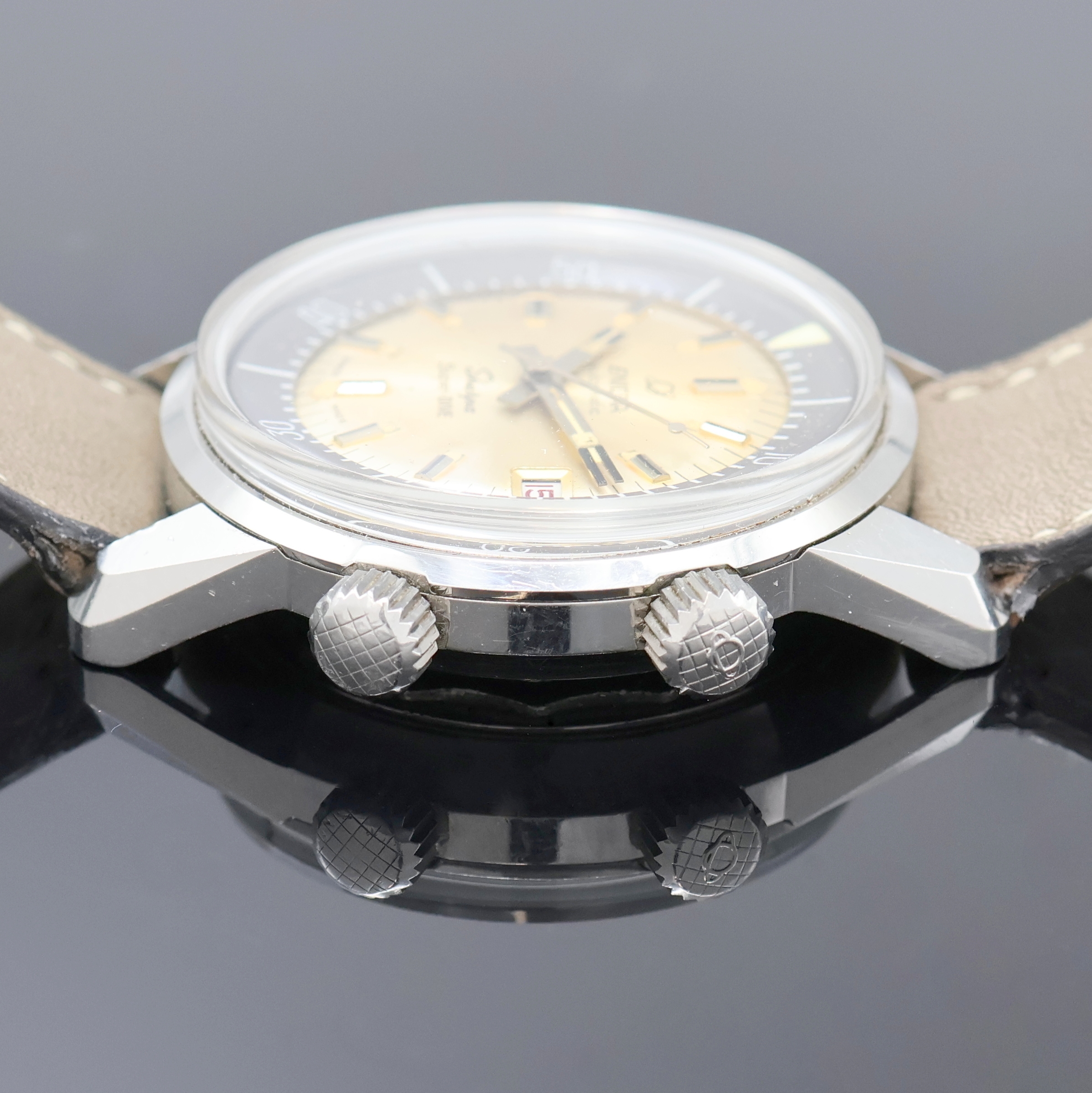 Detail c: ENICAR Sherpa Super Dive Herrenarmbanduhr in Edelstahl, Schweiz um 1966, Automatik, Geh. m. Bajonette-Verschluß, innen-liegende Lünette drehb. d. ...