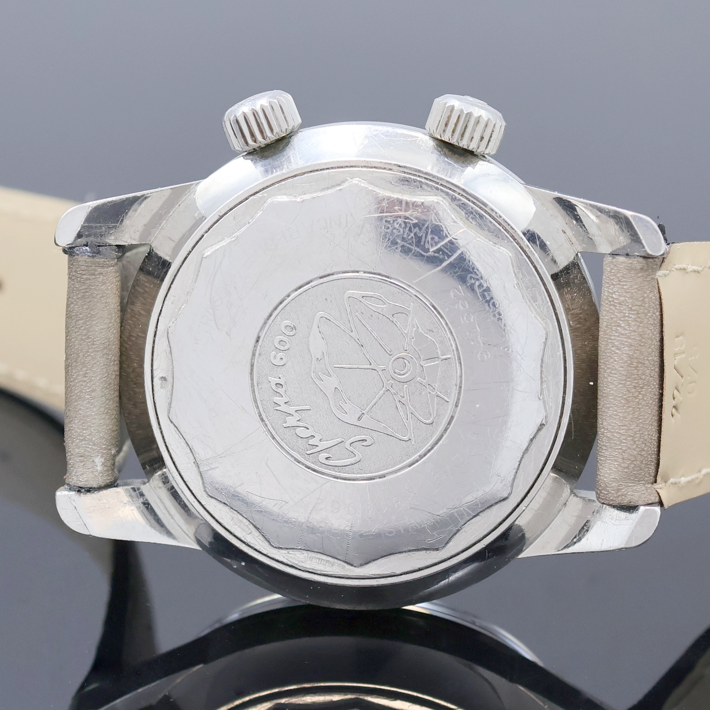 Detail d: ENICAR Sherpa Super Dive Herrenarmbanduhr in Edelstahl, Schweiz um 1966, Automatik, Geh. m. Bajonette-Verschluß, innen-liegende Lünette drehb. d. ...