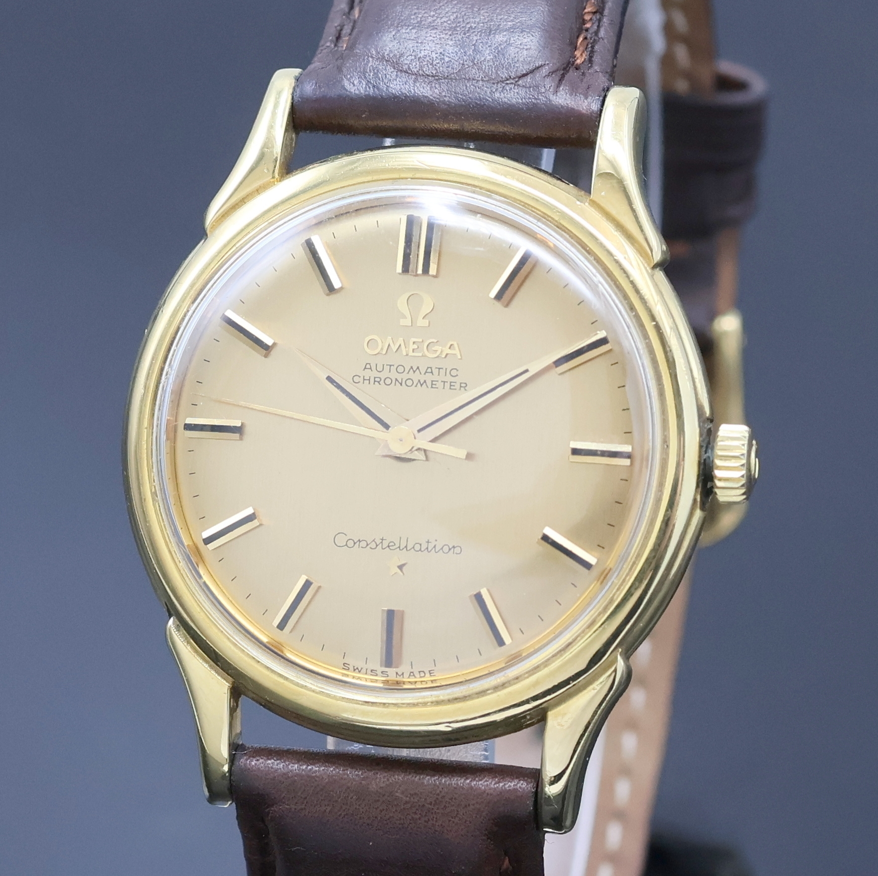 Detail a: OMEGA Constellation Chronometer Armbanduhr in GG 750/000 Referenz 14381 82 SC, Schweiz um 1968, Automatik, Boden m. Darst. Sternwarte verschr., orig. ...