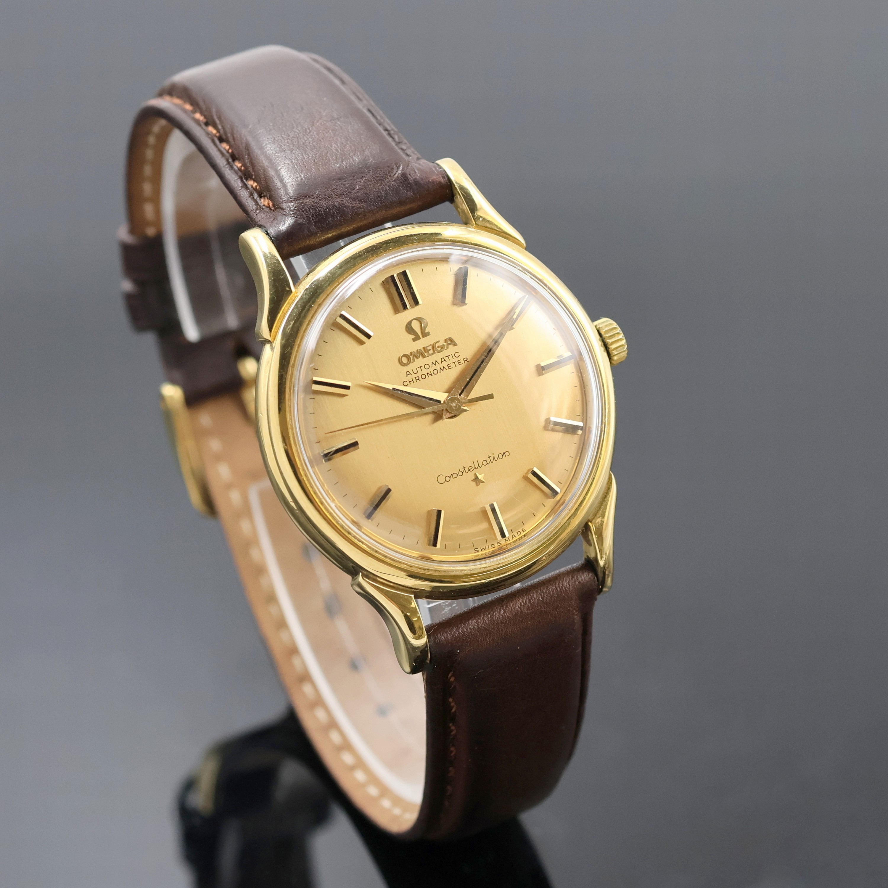 Detail b: OMEGA Constellation Chronometer Armbanduhr in GG 750/000 Referenz 14381 82 SC, Schweiz um 1968, Automatik, Boden m. Darst. Sternwarte verschr., orig. ...