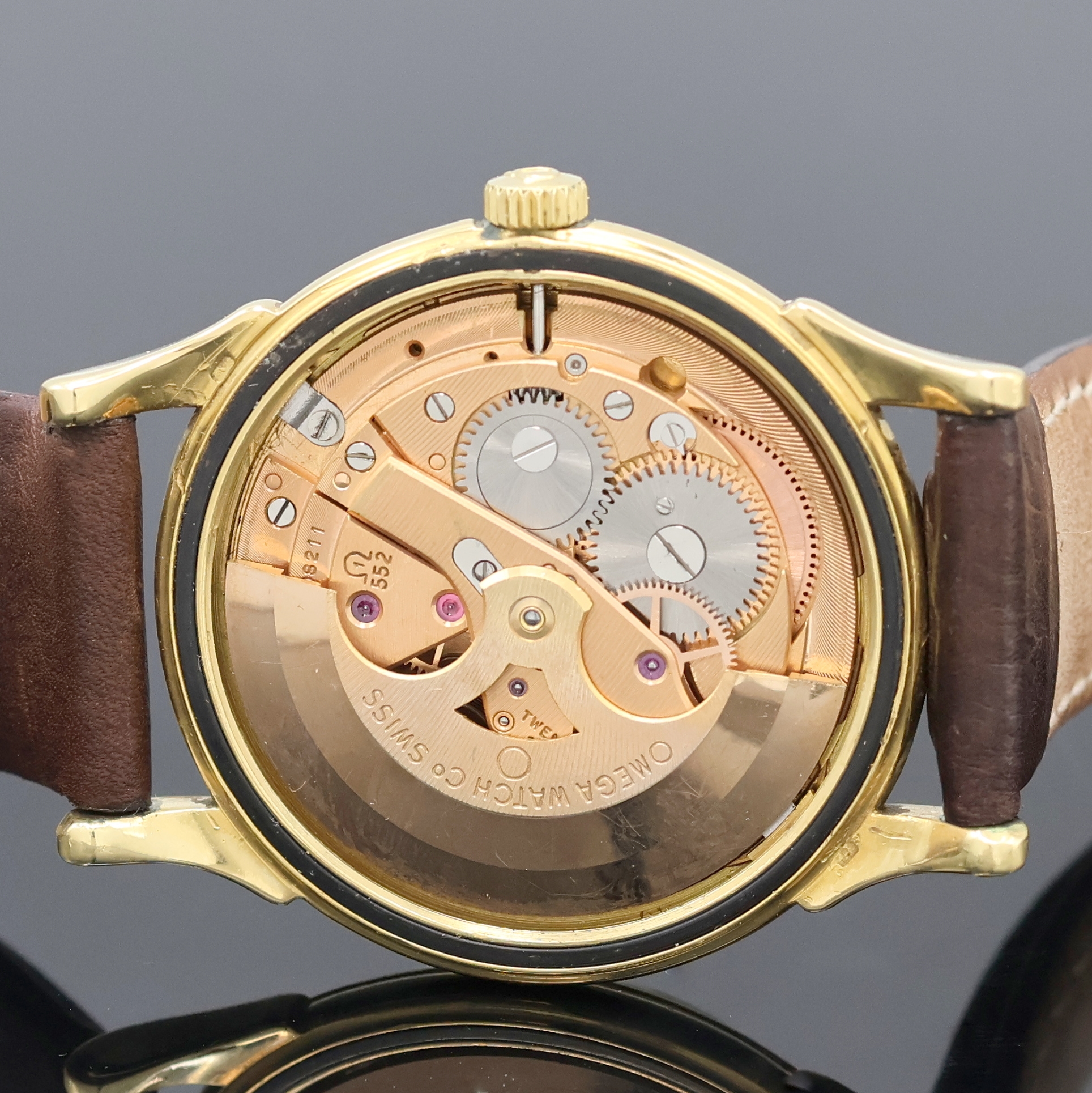 Detail e: OMEGA Constellation Chronometer Armbanduhr in GG 750/000 Referenz 14381 82 SC, Schweiz um 1968, Automatik, Boden m. Darst. Sternwarte verschr., orig. ...