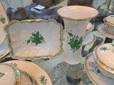 27057866b - Speiseservice, Herend, Apponiy, grün, 20. Jh. , 6 Deckelsuppentassen mit Untertassen, ...