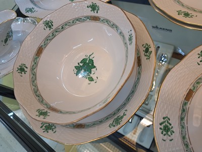 27057866e - Speiseservice, Herend, Apponiy, grün, 20. Jh. , 6 Deckelsuppentassen mit Untertassen, ...