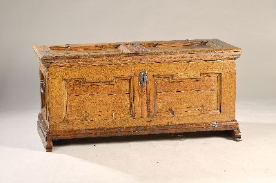 Image Barock-Truhe, um 1740/50, Eiche massiv, Deckel,Front und Seiten verkröpft, Fläche ...