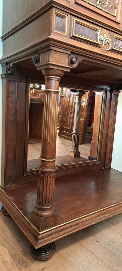 27057889j - Zweitüriger Stollenschrank/Kabinettschrank, wohl Mainz von A. Bembe, um 1890, Nussbaum ...