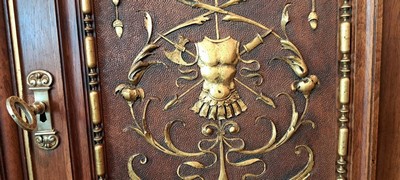 27057889m - Zweitüriger Stollenschrank/Kabinettschrank, wohl Mainz von A. Bembe, um 1890, Nussbaum ...