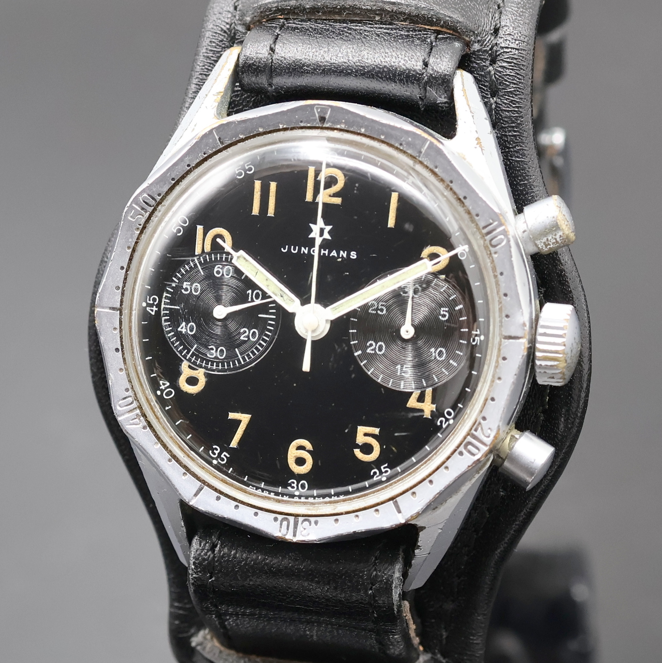 Detail a: JUNGHANS Bundeswehr Armbandchronograph, Deutschland um 1960, Handaufzug, verchr. Geh., Stahlboden verschr., Lederband m. Dornschl., Lünette m. 60er ...