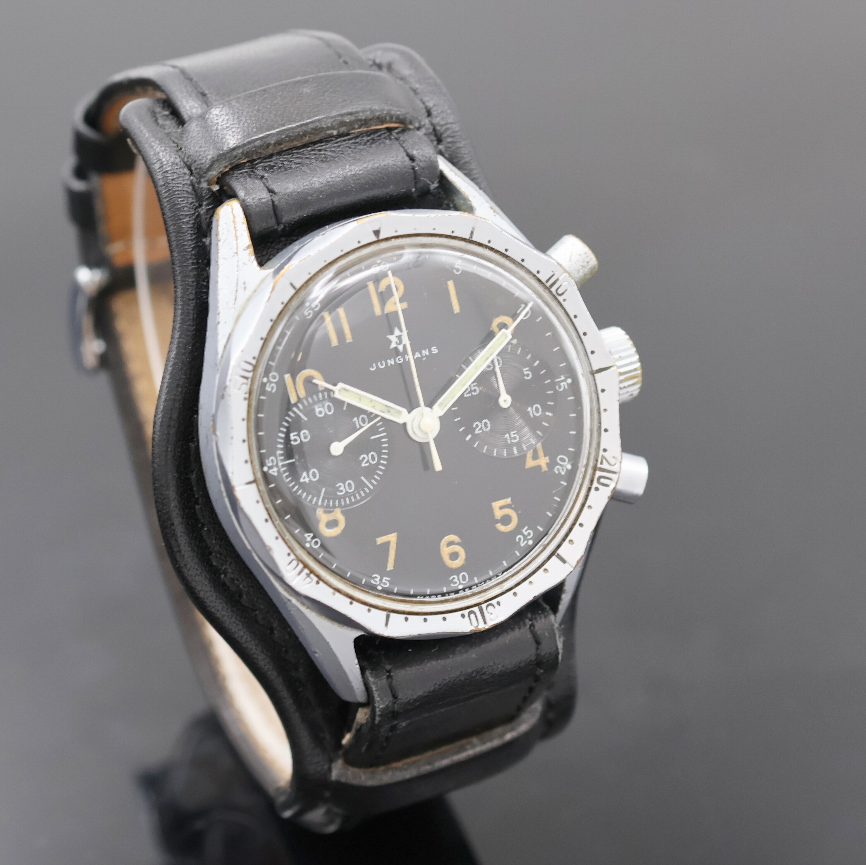 Detail b: JUNGHANS Bundeswehr Armbandchronograph, Deutschland um 1960, Handaufzug, verchr. Geh., Stahlboden verschr., Lederband m. Dornschl., Lünette m. 60er ...