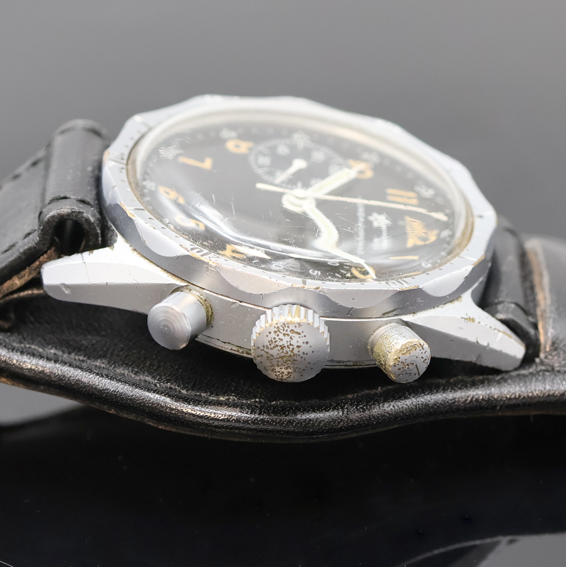 Detail c: JUNGHANS Bundeswehr Armbandchronograph, Deutschland um 1960, Handaufzug, verchr. Geh., Stahlboden verschr., Lederband m. Dornschl., Lünette m. 60er ...