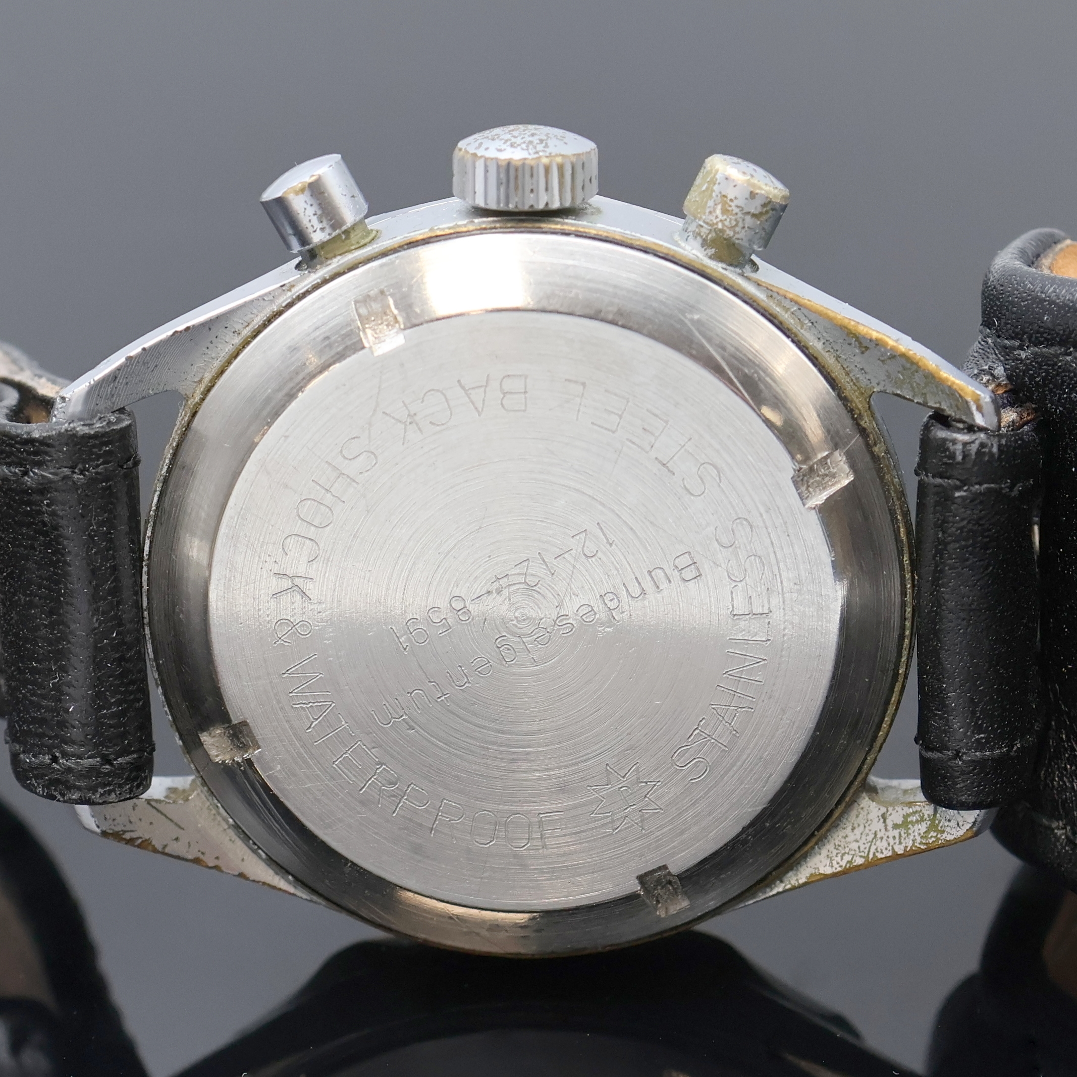 Detail d: JUNGHANS Bundeswehr Armbandchronograph, Deutschland um 1960, Handaufzug, verchr. Geh., Stahlboden verschr., Lederband m. Dornschl., Lünette m. 60er ...