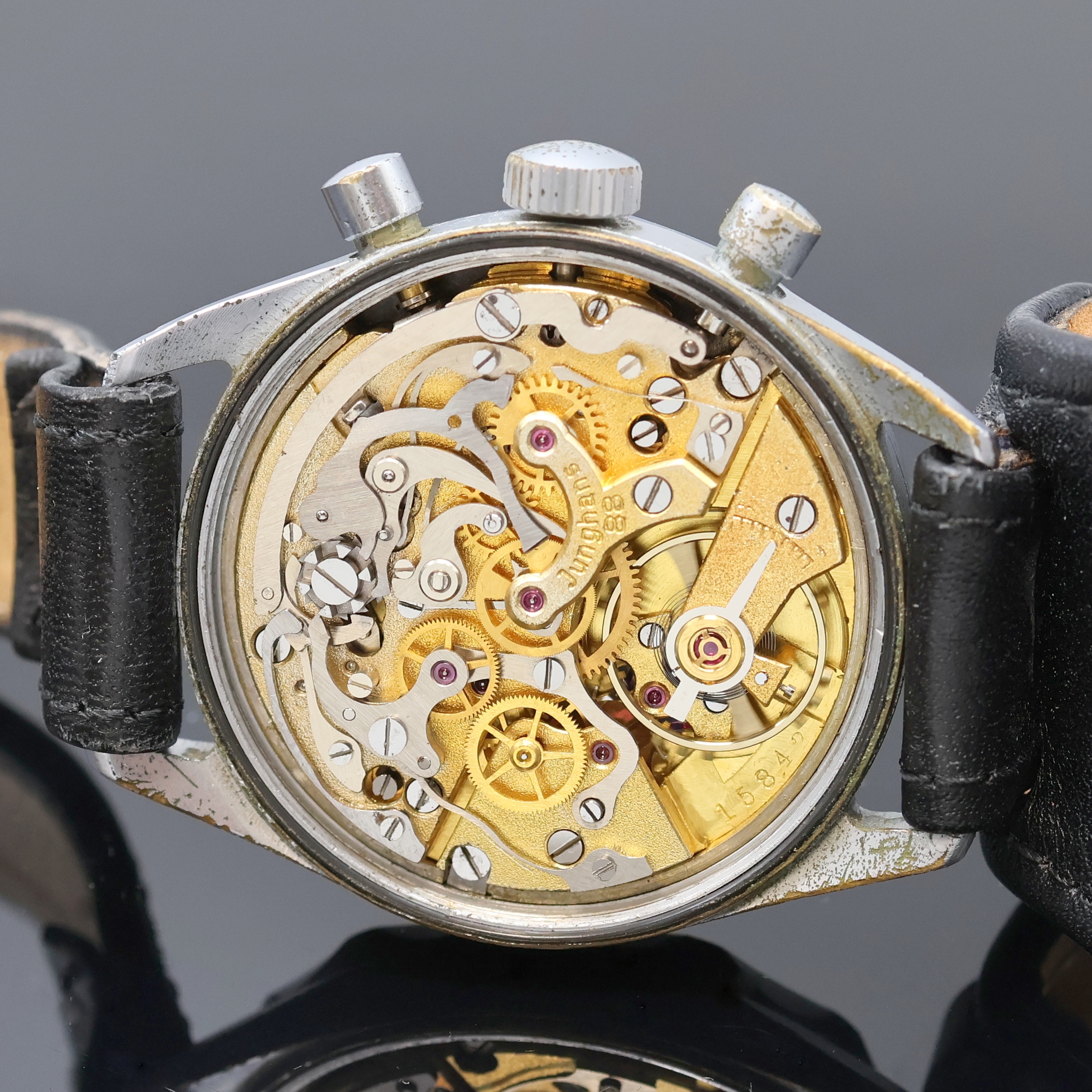 Detail e: JUNGHANS Bundeswehr Armbandchronograph, Deutschland um 1960, Handaufzug, verchr. Geh., Stahlboden verschr., Lederband m. Dornschl., Lünette m. 60er ...