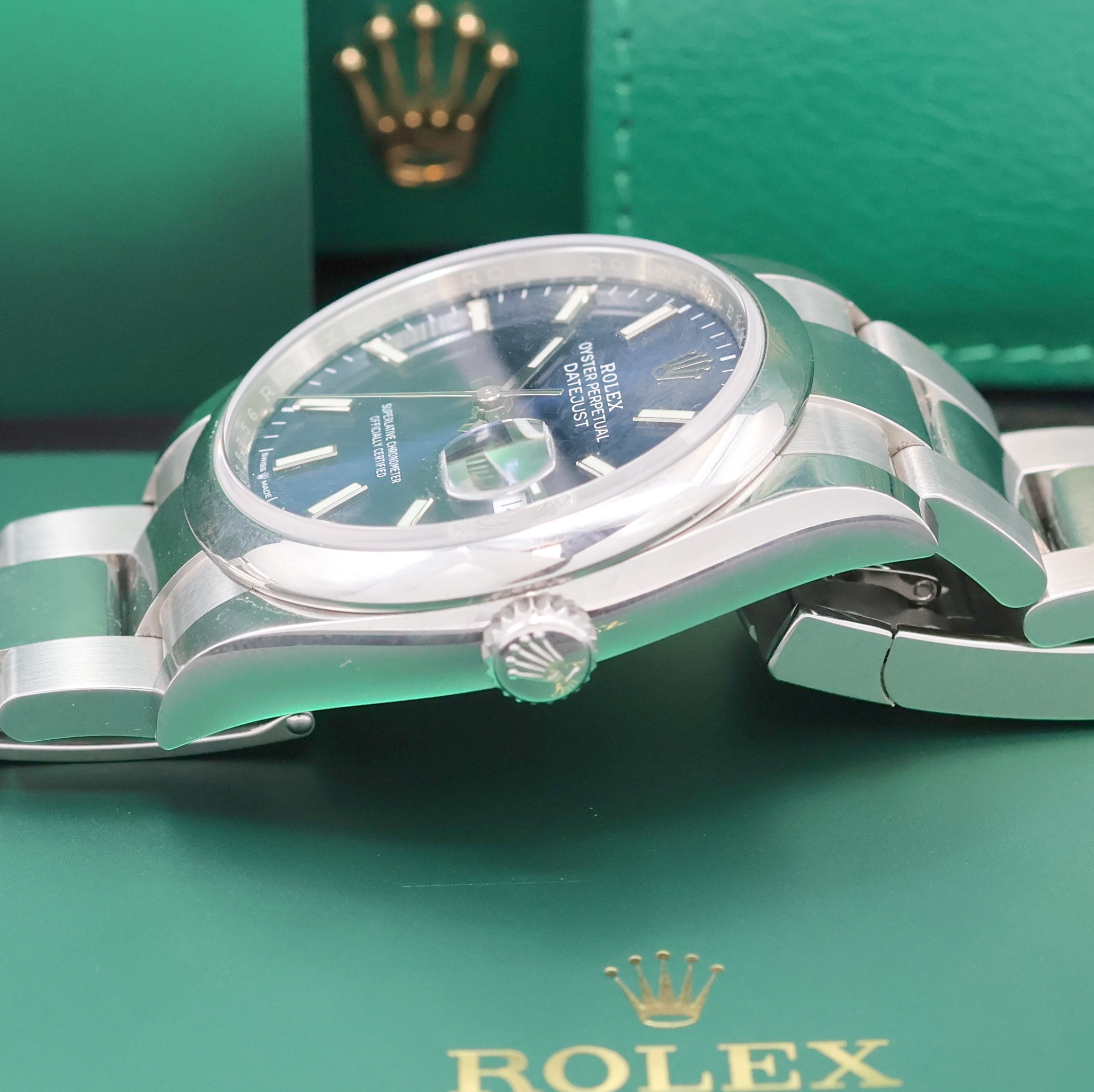 Detail d: ROLEX Oyster Perpetual Datejust Armbanduhr Referenz 126200, Schweiz verk. lt. beil. Pap. 11/2020, Automatik, Chronometer der Superlative in Edelstahl ...