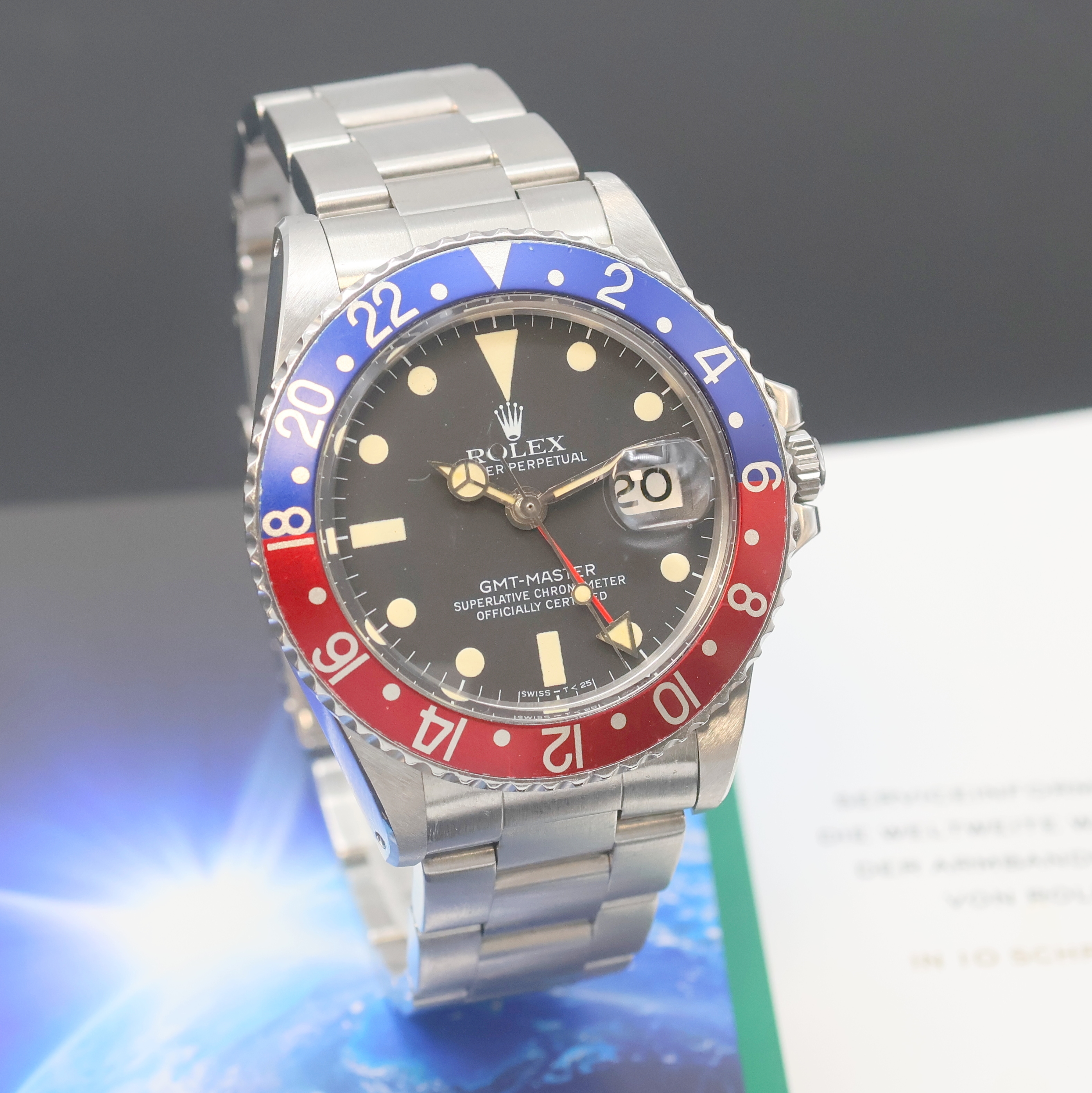Detail b: ROLEX Oyster Perpetual GMT-Master Herrenarmbanduhr Referenz 1675, Schweiz um 1978, Automatik, Chronometer der Superlative in Edelstahl inkl. orig. ...