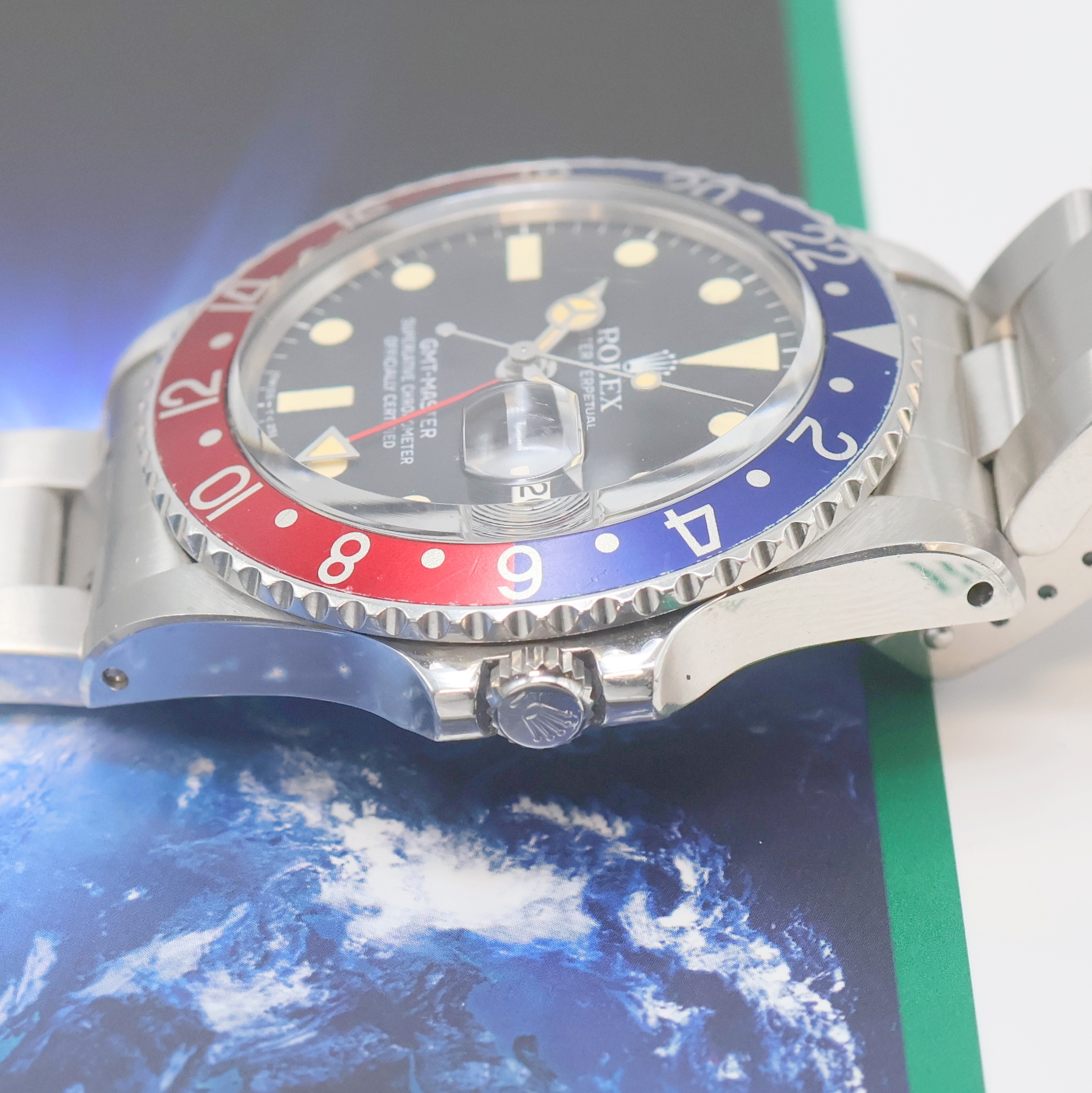 Detail d: ROLEX Oyster Perpetual GMT-Master Herrenarmbanduhr Referenz 1675, Schweiz um 1978, Automatik, Chronometer der Superlative in Edelstahl inkl. orig. ...