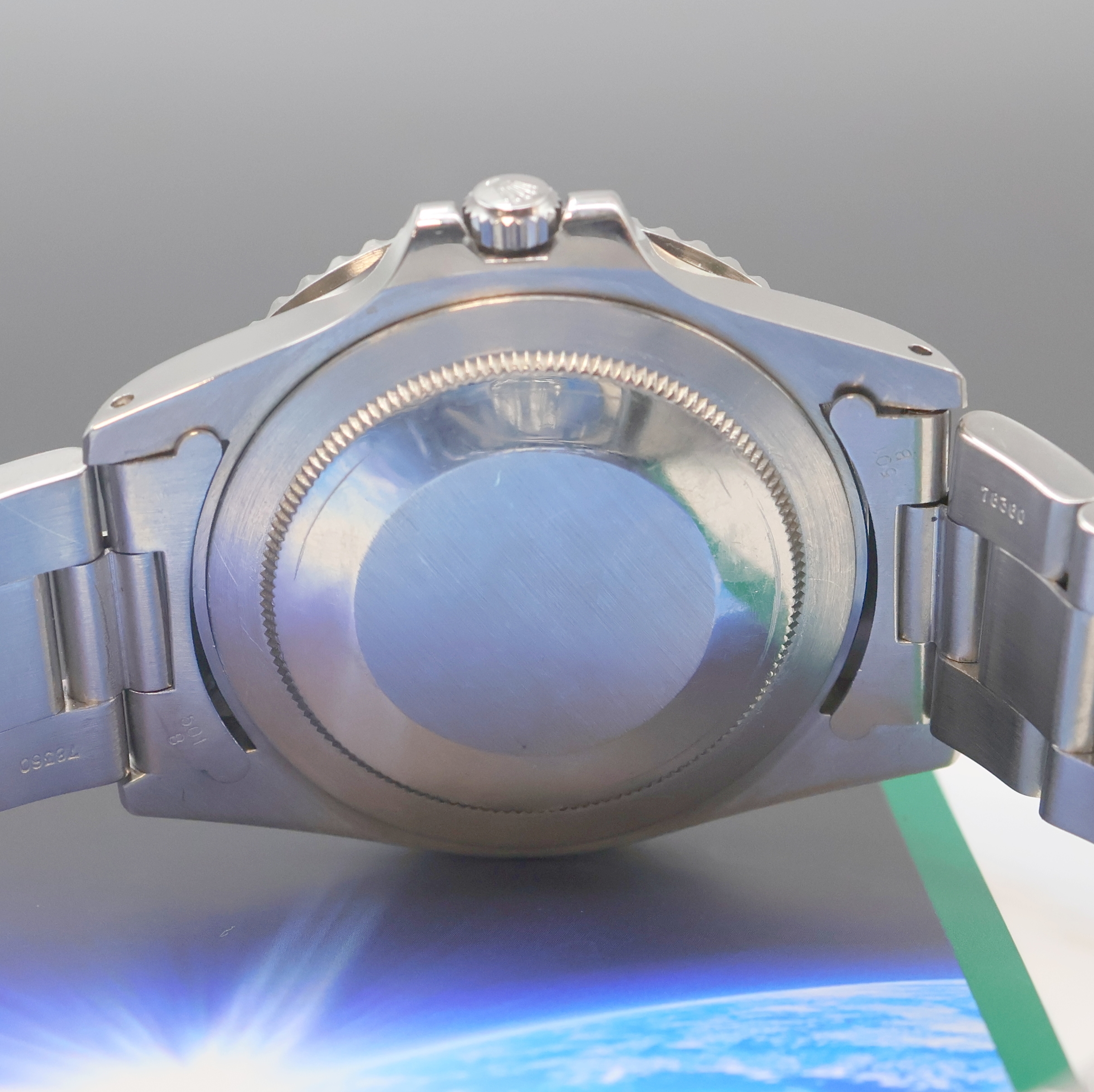 Detail e: ROLEX Oyster Perpetual GMT-Master Herrenarmbanduhr Referenz 1675, Schweiz um 1978, Automatik, Chronometer der Superlative in Edelstahl inkl. orig. ...