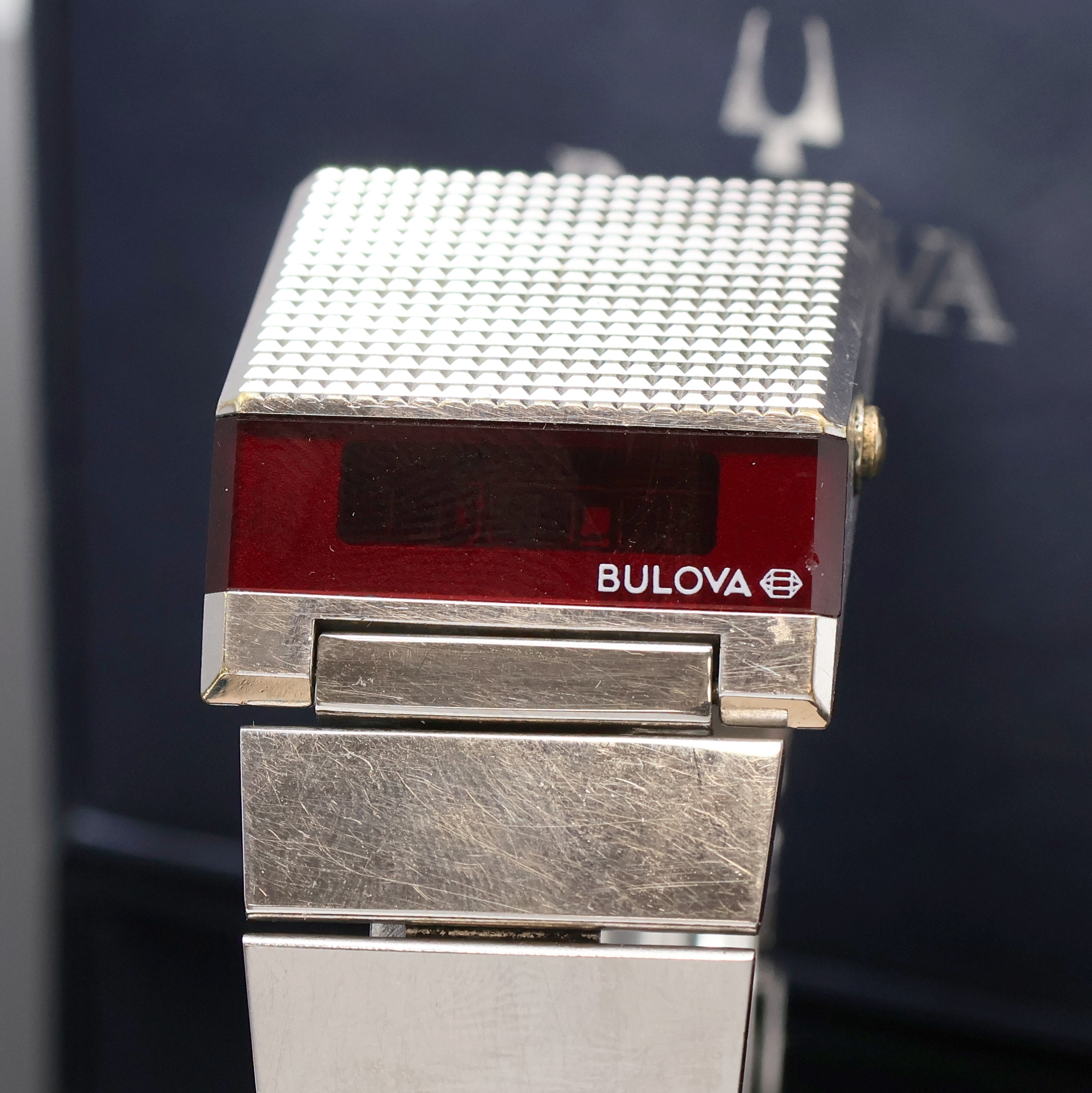 Detail a: BULOVA Computron Armbanduhr mit LED Anzeige, Schweiz/USA um 1970, quarz, pultförmiges verchr. Geh. inkl. neutr. Gliederband m. Faltschl., Stahlboden ...