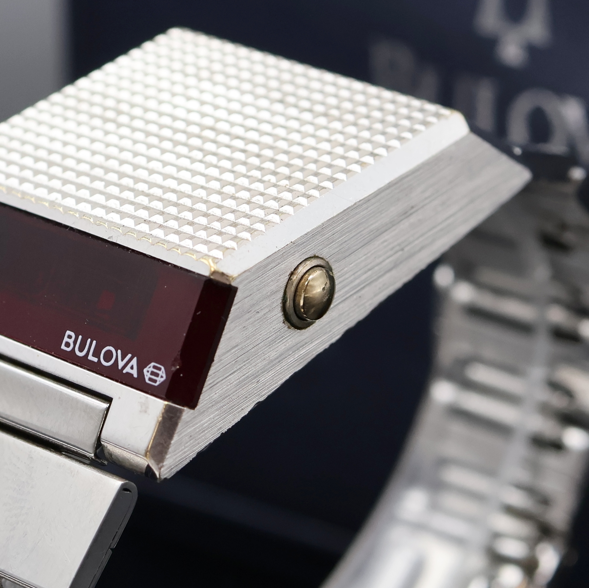 Detail b: BULOVA Computron Armbanduhr mit LED Anzeige, Schweiz/USA um 1970, quarz, pultförmiges verchr. Geh. inkl. neutr. Gliederband m. Faltschl., Stahlboden ...
