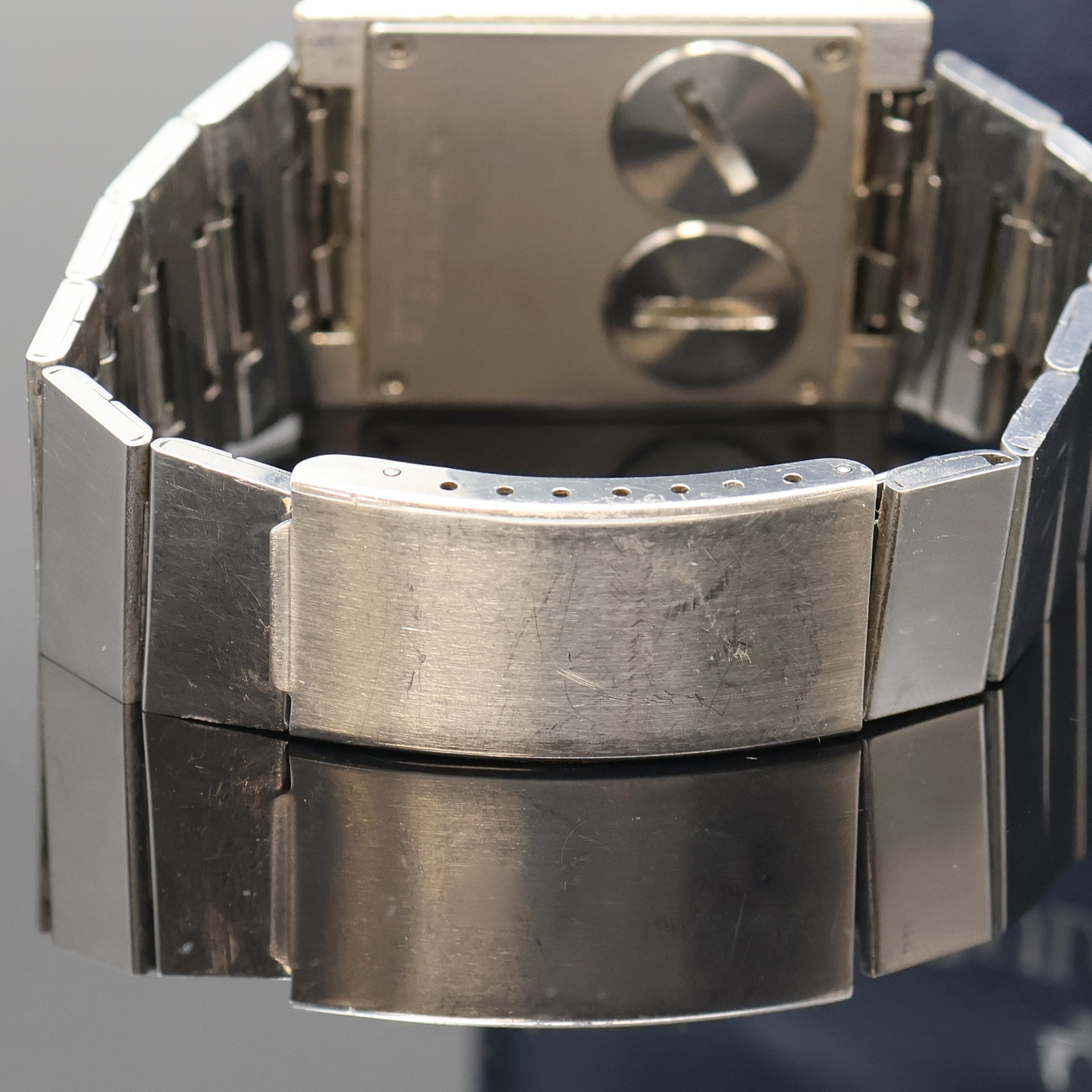 Detail c: BULOVA Computron Armbanduhr mit LED Anzeige, Schweiz/USA um 1970, quarz, pultförmiges verchr. Geh. inkl. neutr. Gliederband m. Faltschl., Stahlboden ...