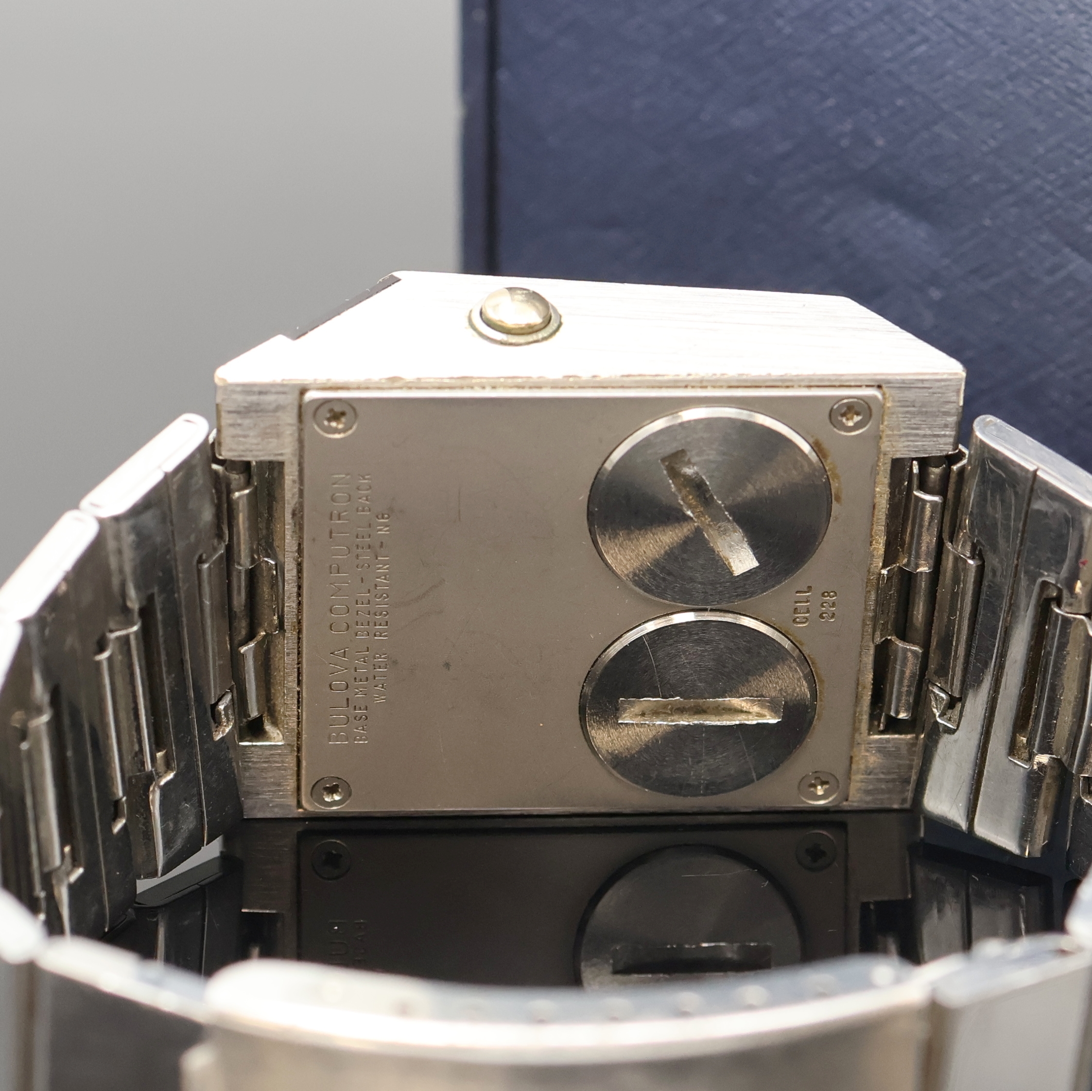 Detail d: BULOVA Computron Armbanduhr mit LED Anzeige, Schweiz/USA um 1970, quarz, pultförmiges verchr. Geh. inkl. neutr. Gliederband m. Faltschl., Stahlboden ...