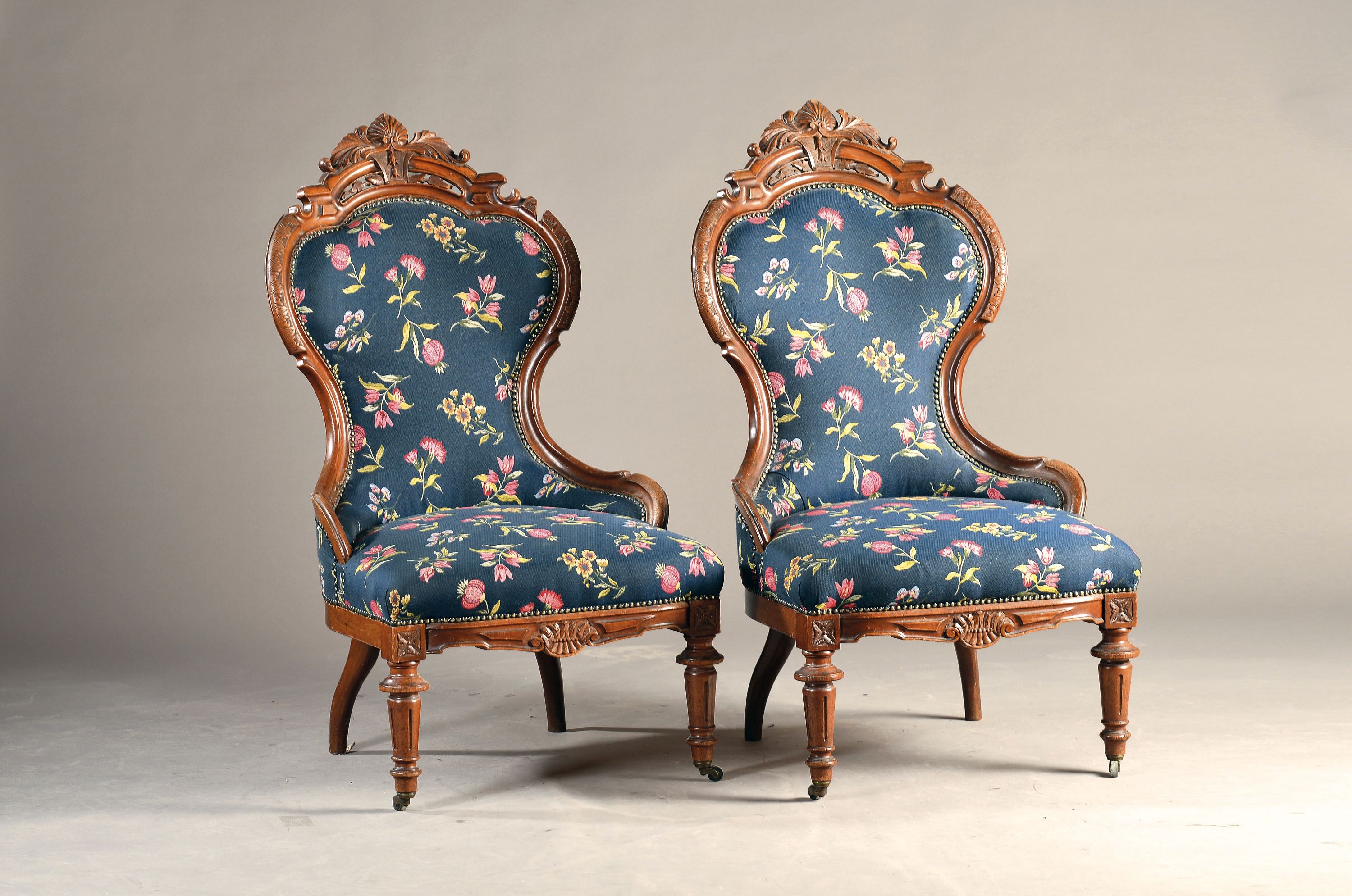 Paar Sessel, deutsch, um 1890, Nußbaum massiv, teils geschnitzt und gedrechselt, Polsterung und Bezug erneuert, ca. 112x62 cm, EZ 2-3
