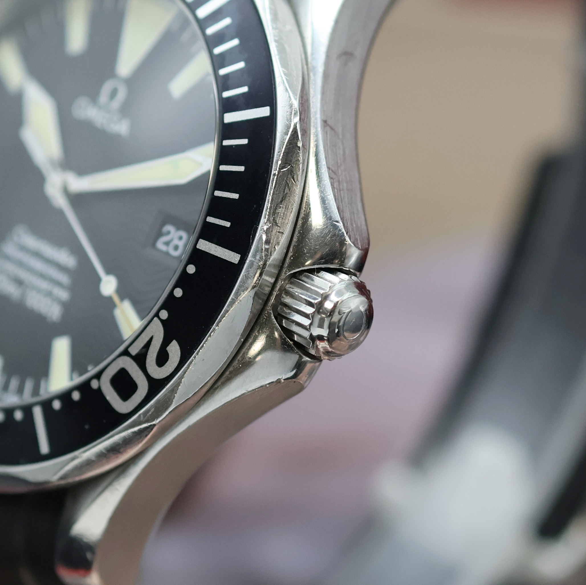 Detail b: OMEGA Seamaster Diver 300M Chronometer Herrenarmbanduhr Referenz 168.1640, Schweiz verk. lt. beil. Pap. 01/2006, Automatik, Edelstahlgeh. inkl. orig. ...