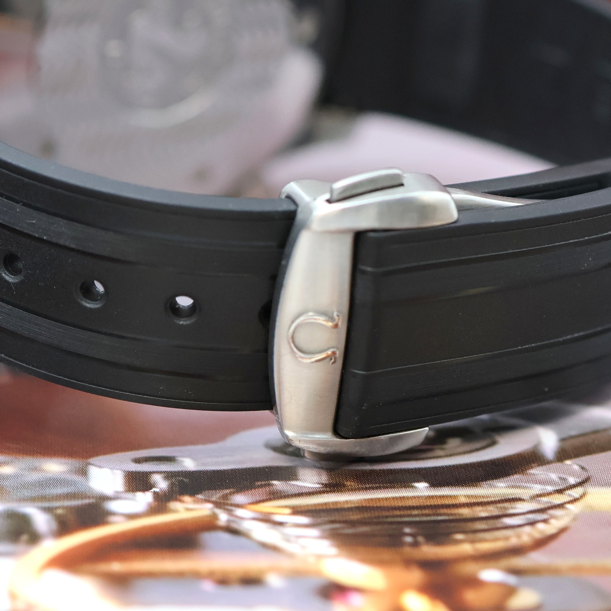 Detail c: OMEGA Seamaster Diver 300M Chronometer Herrenarmbanduhr Referenz 168.1640, Schweiz verk. lt. beil. Pap. 01/2006, Automatik, Edelstahlgeh. inkl. orig. ...